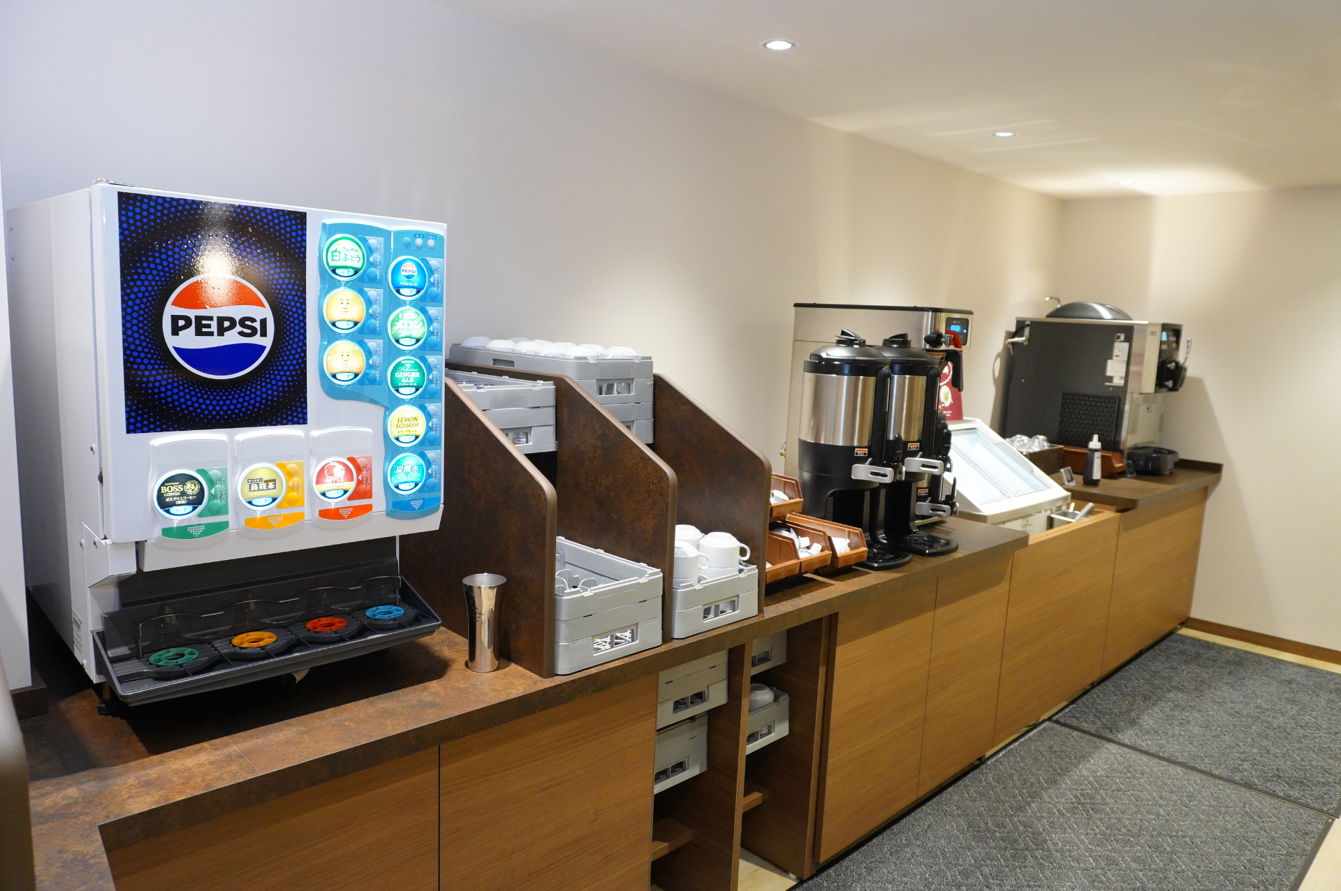 お茶やジュース、コーヒーなどのソフトドリンクに加え、ビールやワイン、サワー、ハイボールなどのお酒も飲み放題