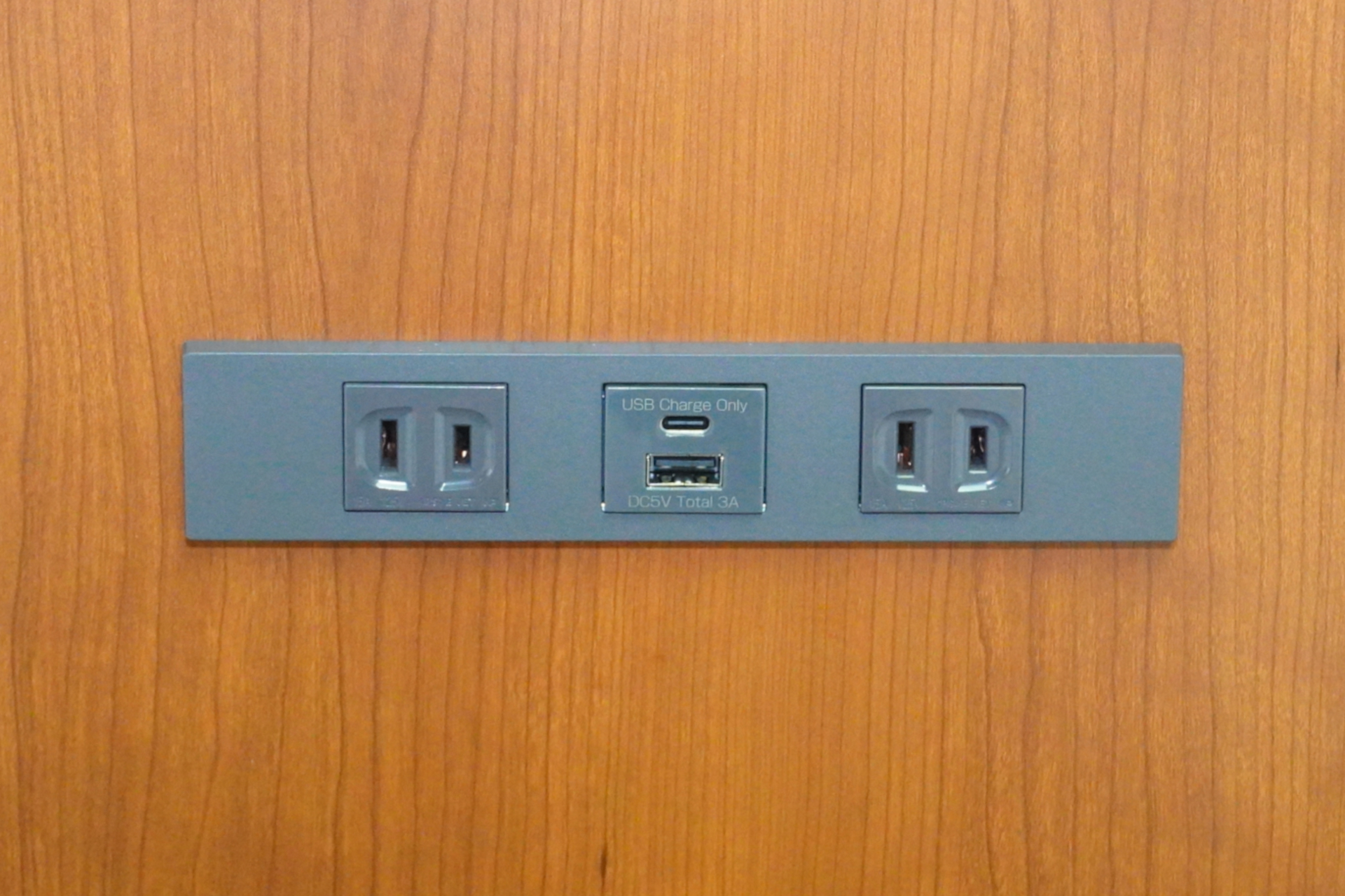 写真は#302「スタンダード和ベッドツイン10.5畳＋4.5畳」（定員6名、約51.9m<span class="em sup">2</span>）。ベッド枕元に電源コンセントを配置しているのもありがたい