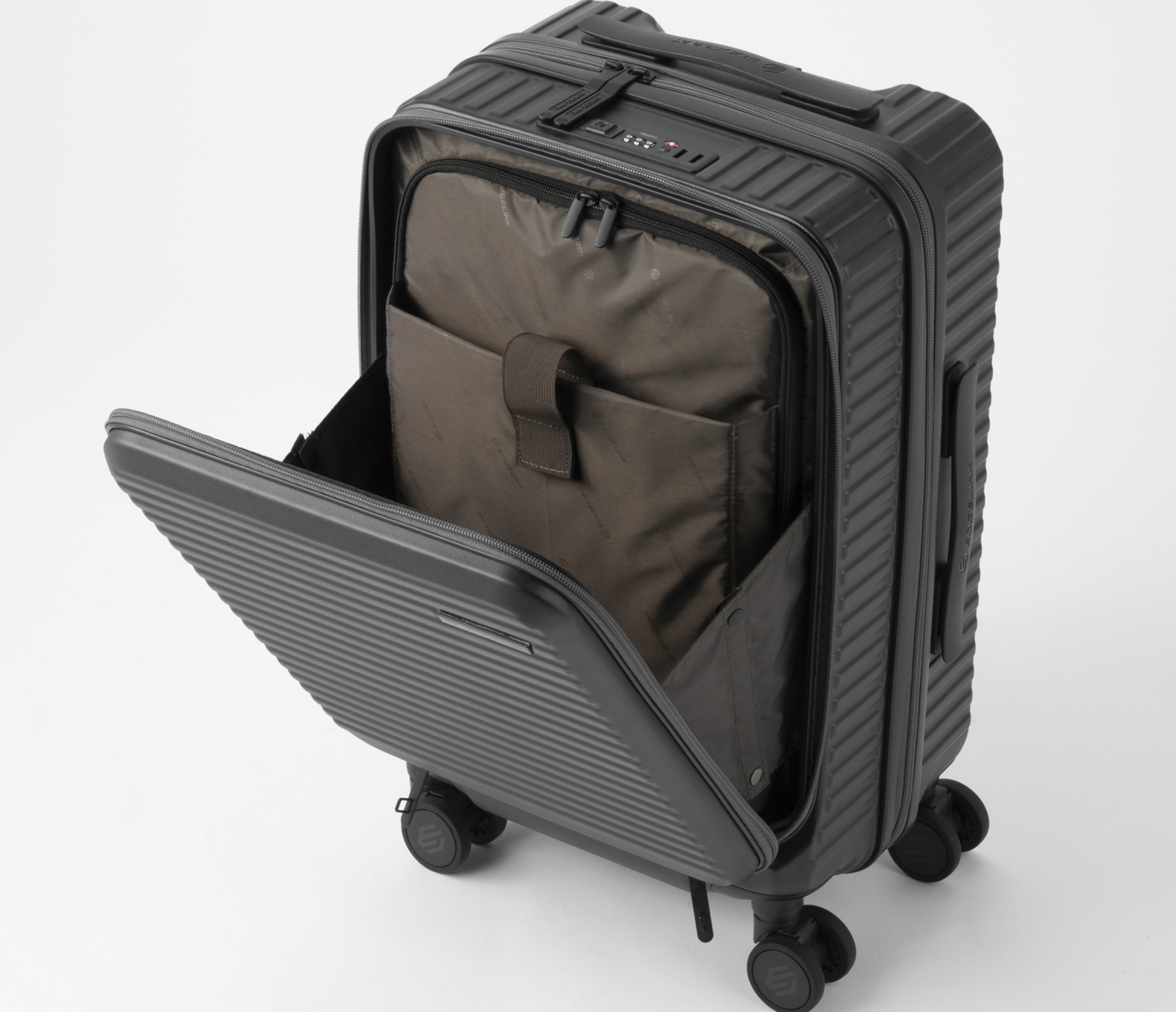 荷物を出し入れしやすいフロントポケット