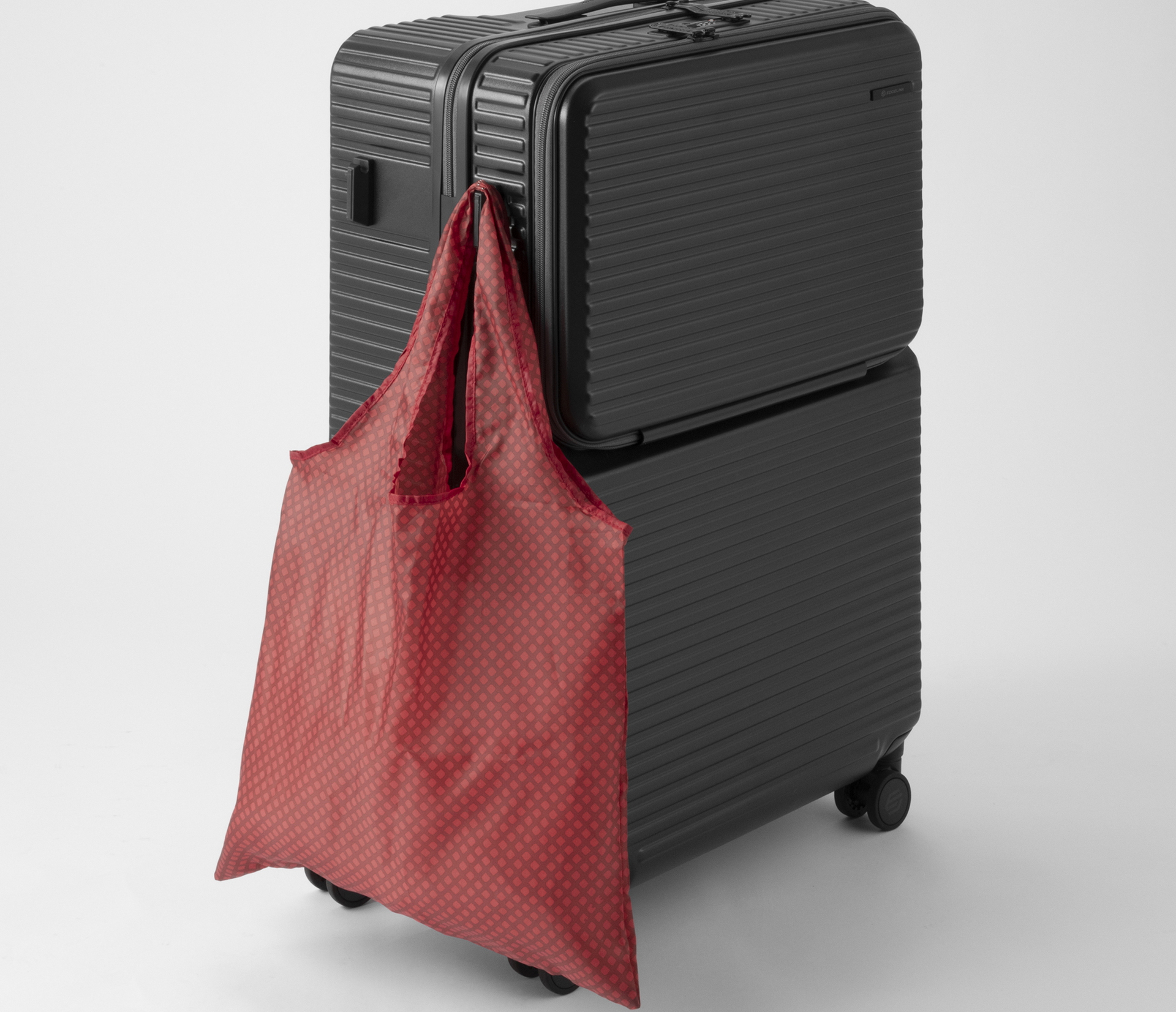 両手をフリーにしたいときに便利なサイドフック（機内持込サイズは除く）