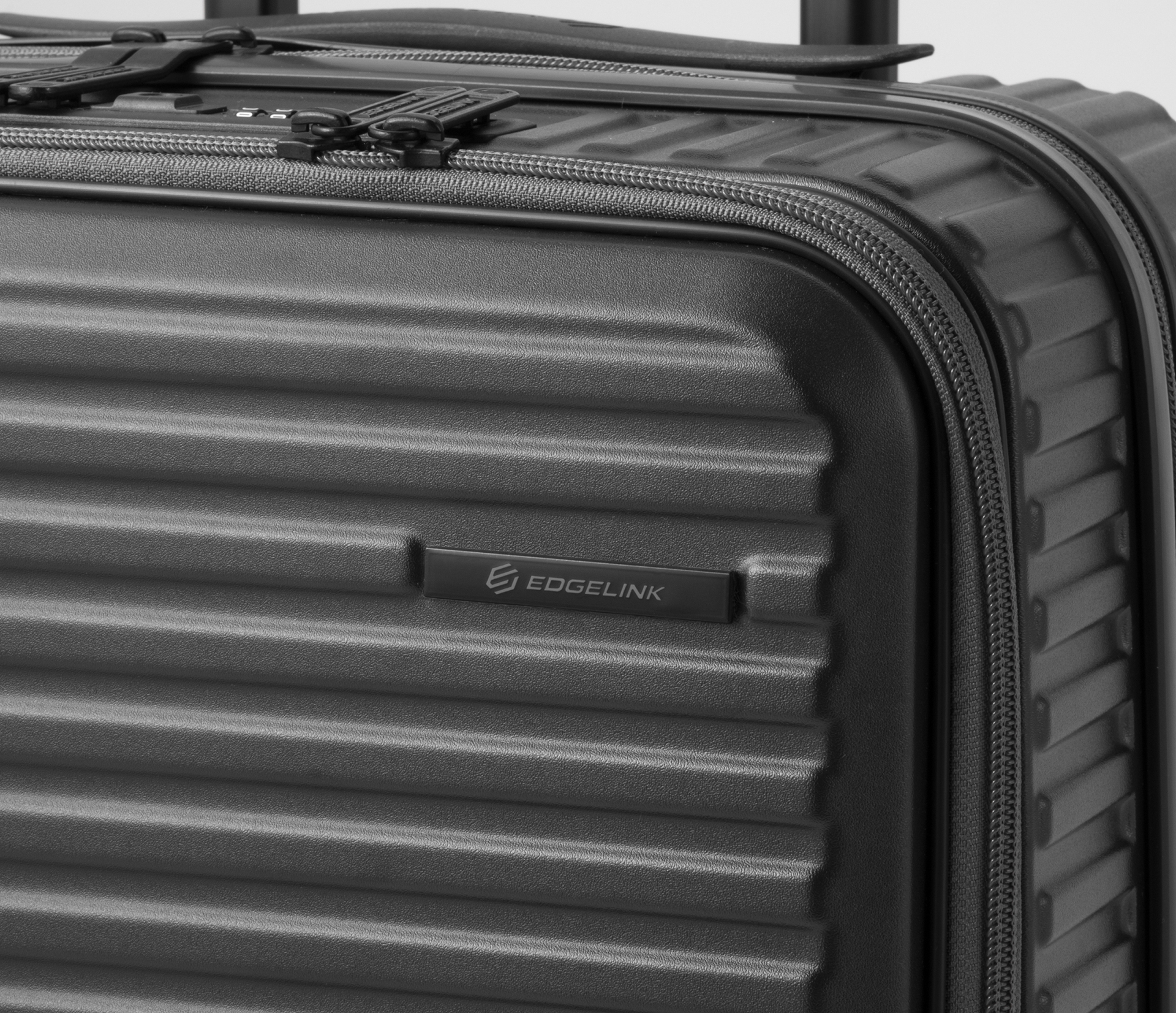 傷が目立ちにくいシボ加工とリブライン