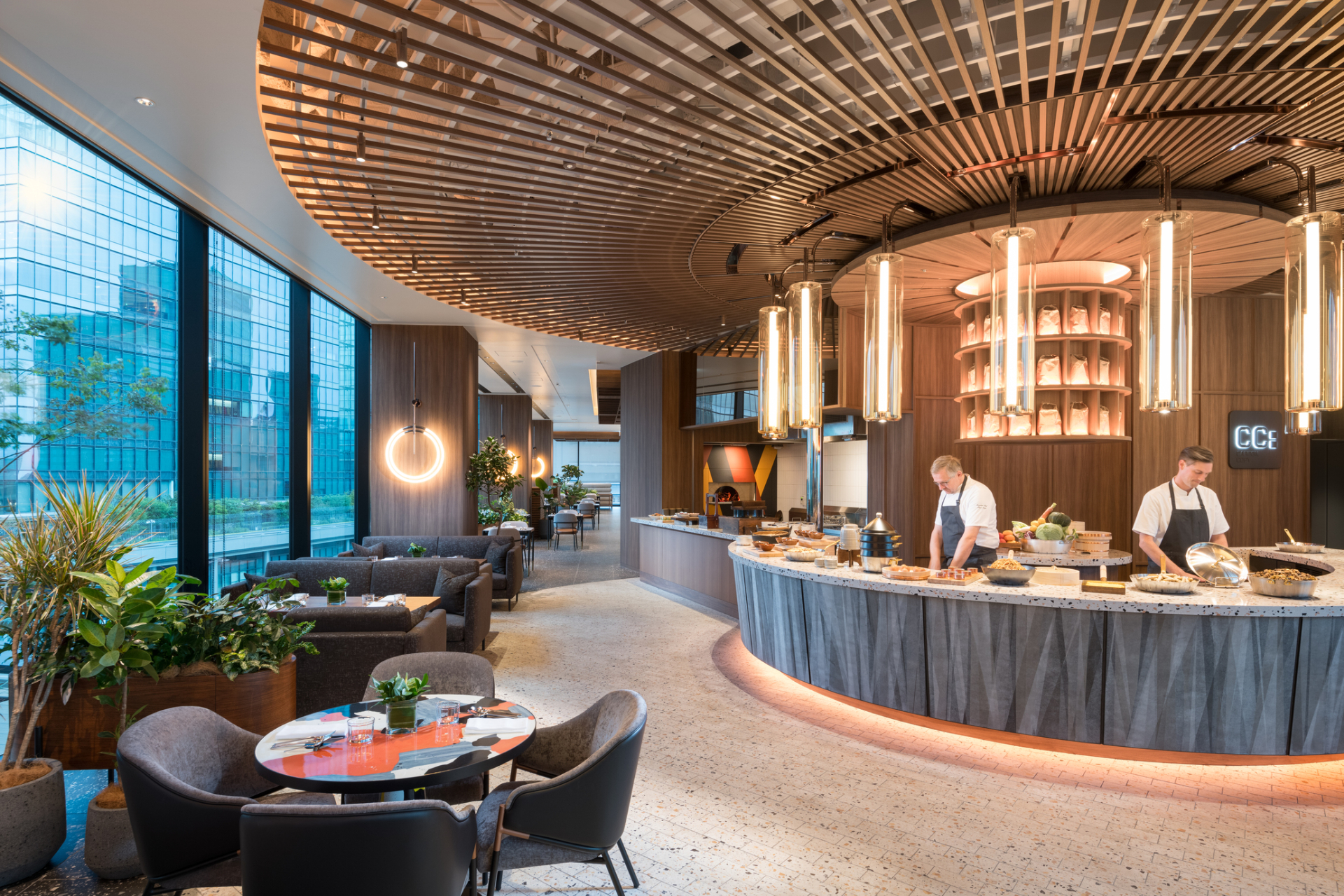 2024年9月に開業した「キャノピーbyヒルトン大阪梅田」。ヒルトンが展開する地域密着型ライフスタイルホテルブランドで、日本進出第1号店。地上26階建に全308の客室、レストラン＆バー、カフェ、フィットネスなどを擁する