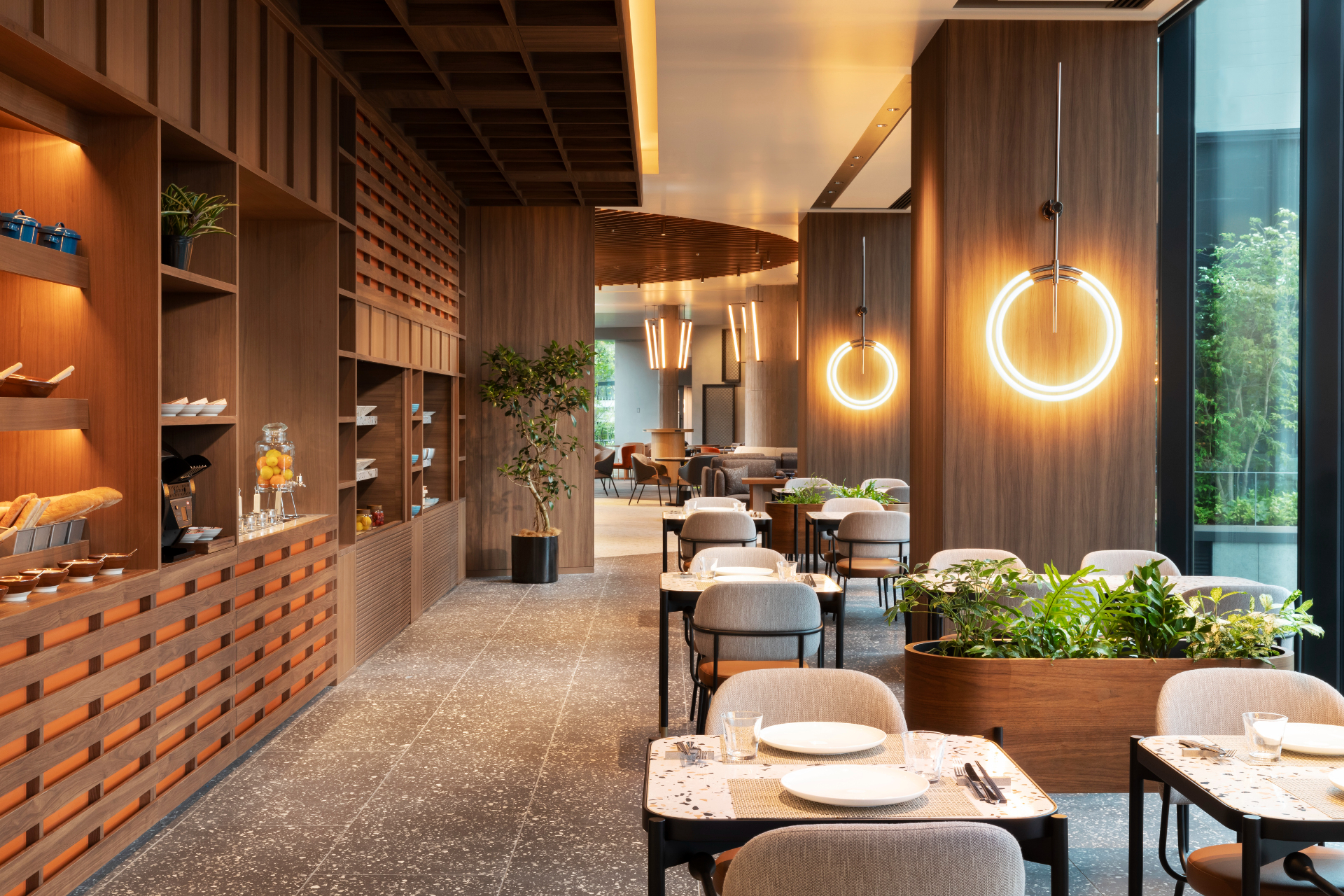 2024年9月に開業した「キャノピーbyヒルトン大阪梅田」。ヒルトンが展開する地域密着型ライフスタイルホテルブランドで、日本進出第1号店。地上26階建に全308の客室、レストラン＆バー、カフェ、フィットネスなどを擁する