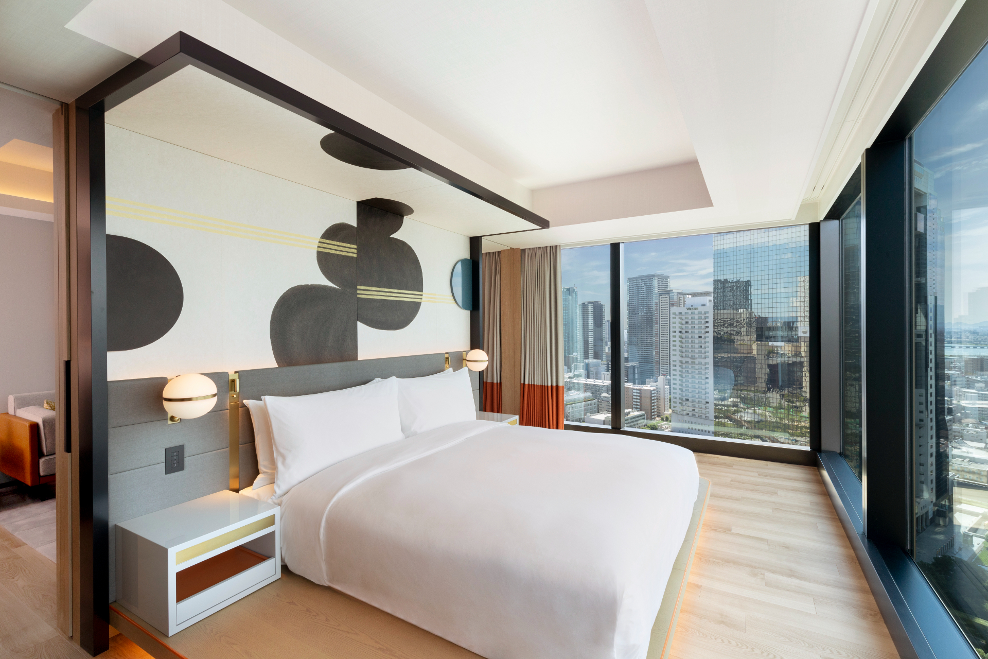 2024年9月に開業した「キャノピーbyヒルトン大阪梅田」。ヒルトンが展開する地域密着型ライフスタイルホテルブランドで、日本進出第1号店。地上26階建に全308の客室、レストラン＆バー、カフェ、フィットネスなどを擁する