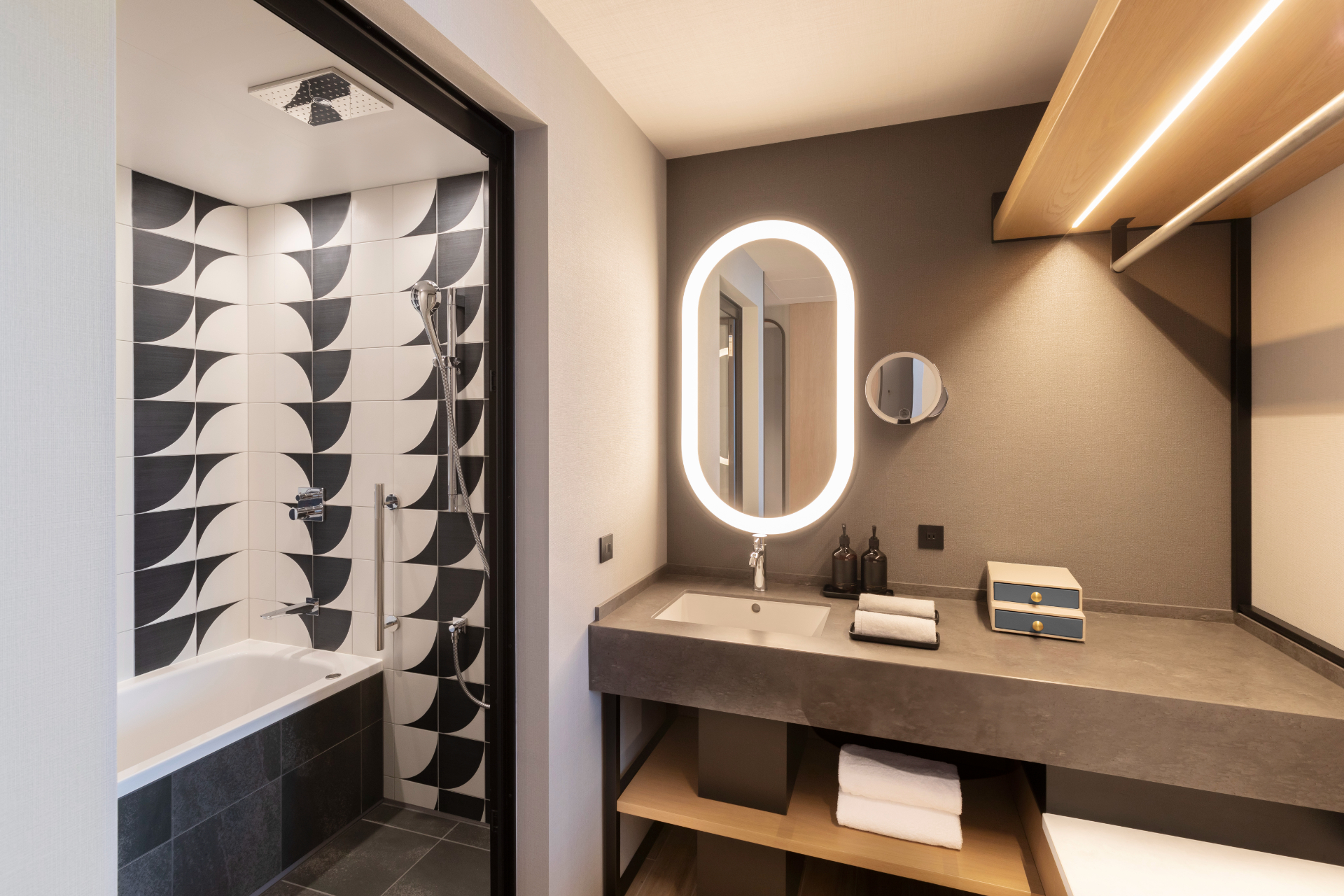 2024年9月に開業した「キャノピーbyヒルトン大阪梅田」。ヒルトンが展開する地域密着型ライフスタイルホテルブランドで、日本進出第1号店。地上26階建に全308の客室、レストラン＆バー、カフェ、フィットネスなどを擁する