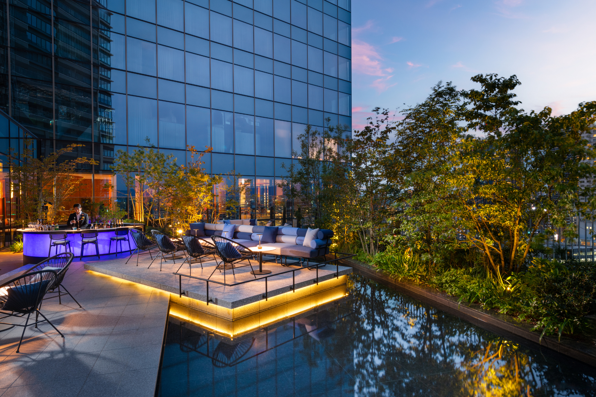 2024年9月に開業した「キャノピーbyヒルトン大阪梅田」。ヒルトンが展開する地域密着型ライフスタイルホテルブランドで、日本進出第1号店。地上26階建に全308の客室、レストラン＆バー、カフェ、フィットネスなどを擁する