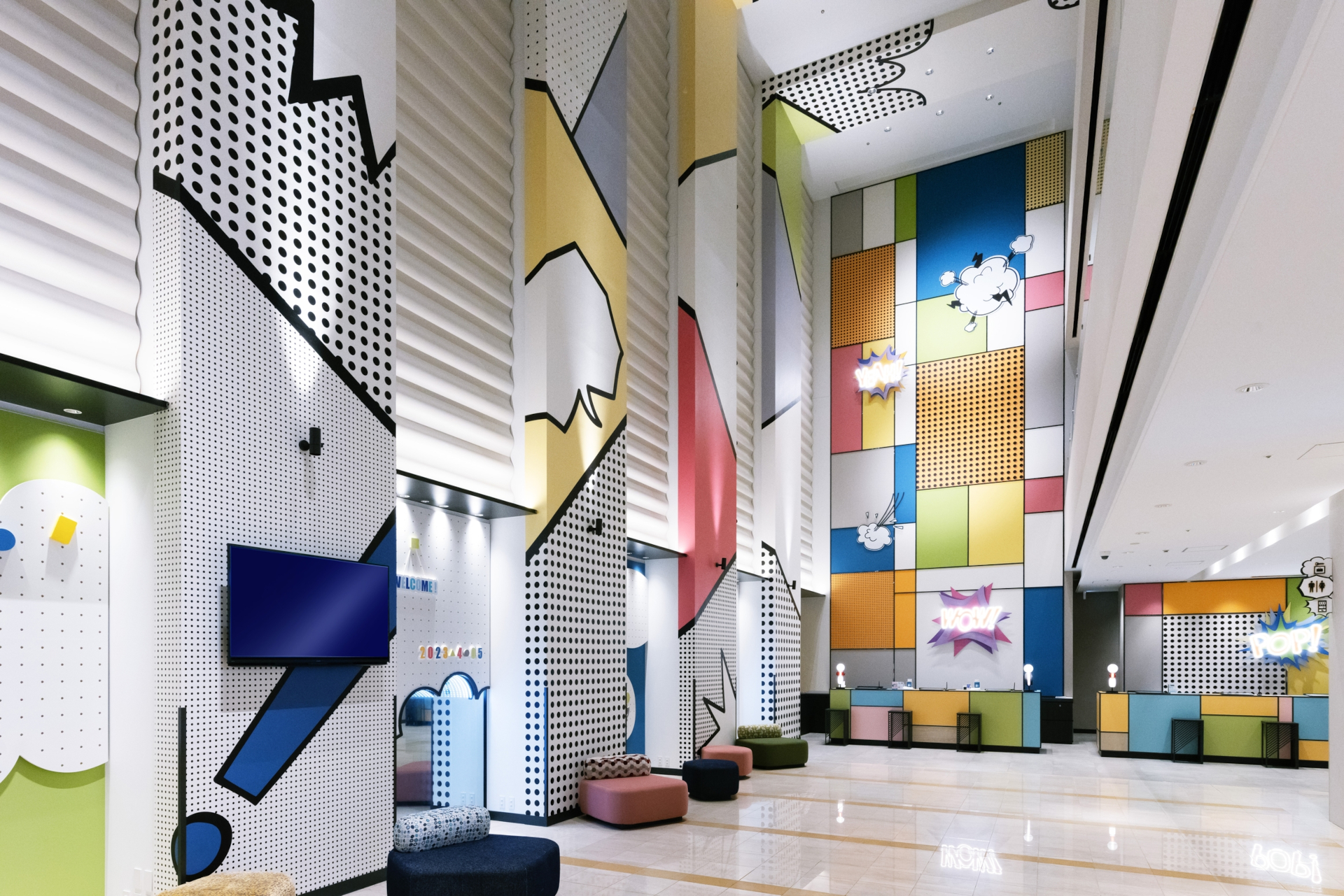 ポップな内装のロビー