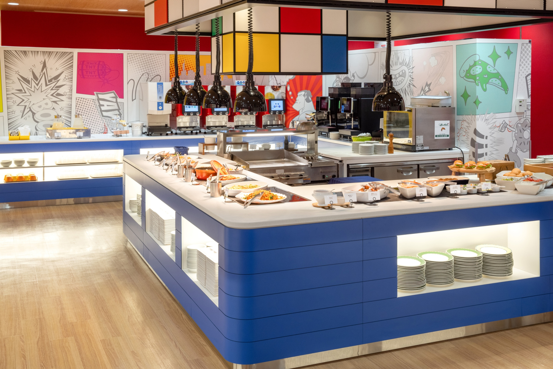 カラフルなビュッフェ形式のレストラン