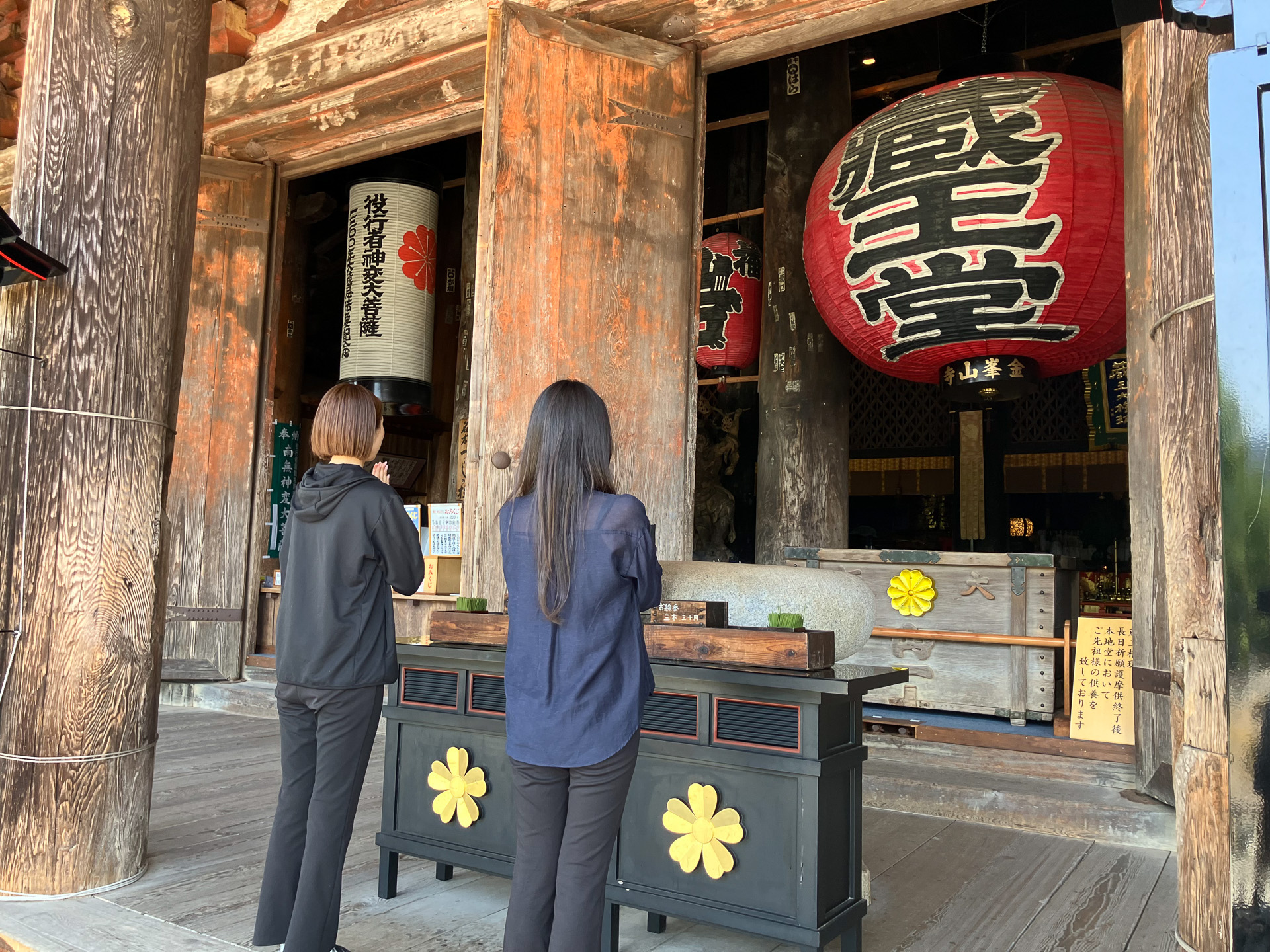 金峯山寺にて参拝する 石井・利根川