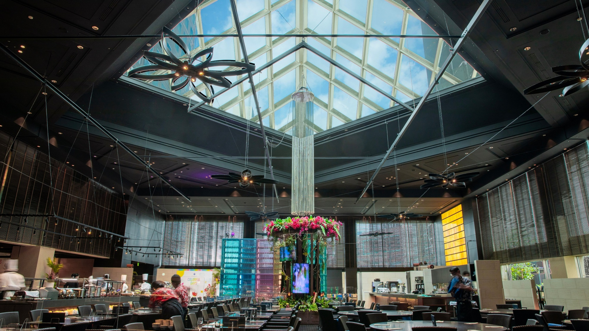 トロピカルな雰囲気の「LUXE DINING HAPUNA」