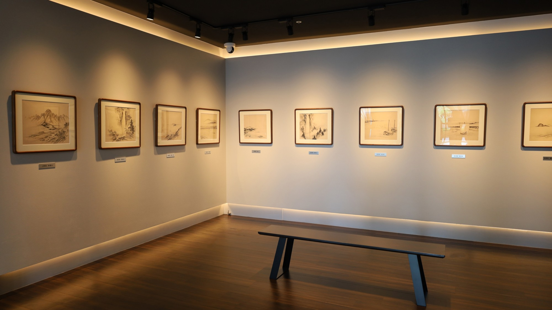 ロビーには歌川広重の肉筆画「諸国名所三十六景」を展示