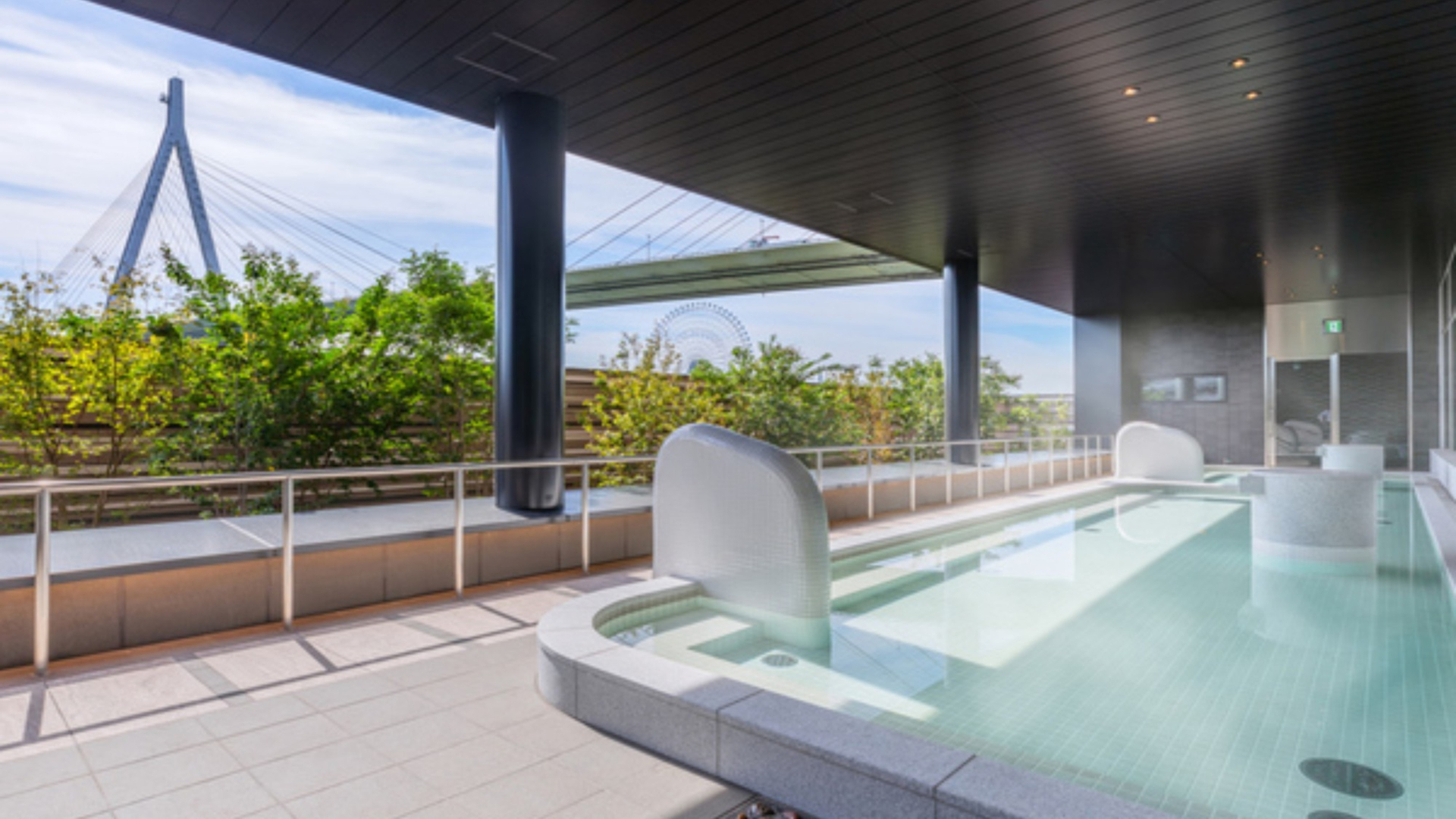 天然温泉の露天風呂（写真は男湯）