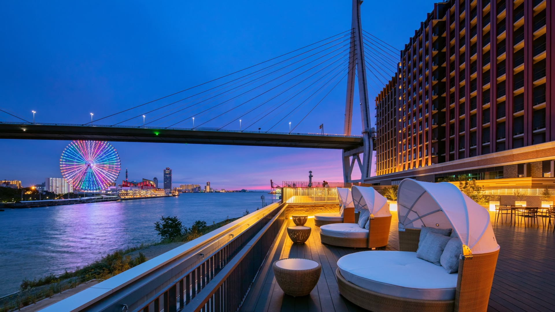 芝生もある屋外テラス