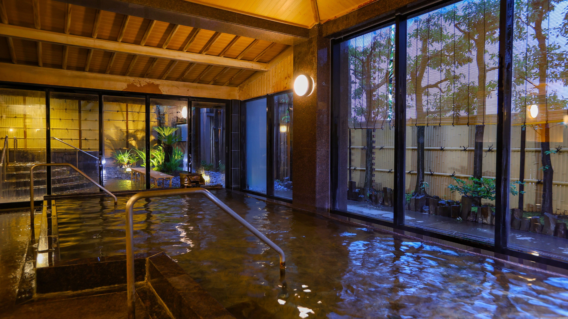 2つの大浴場にそれぞれ、内湯、半露天風呂、露天風呂を備える