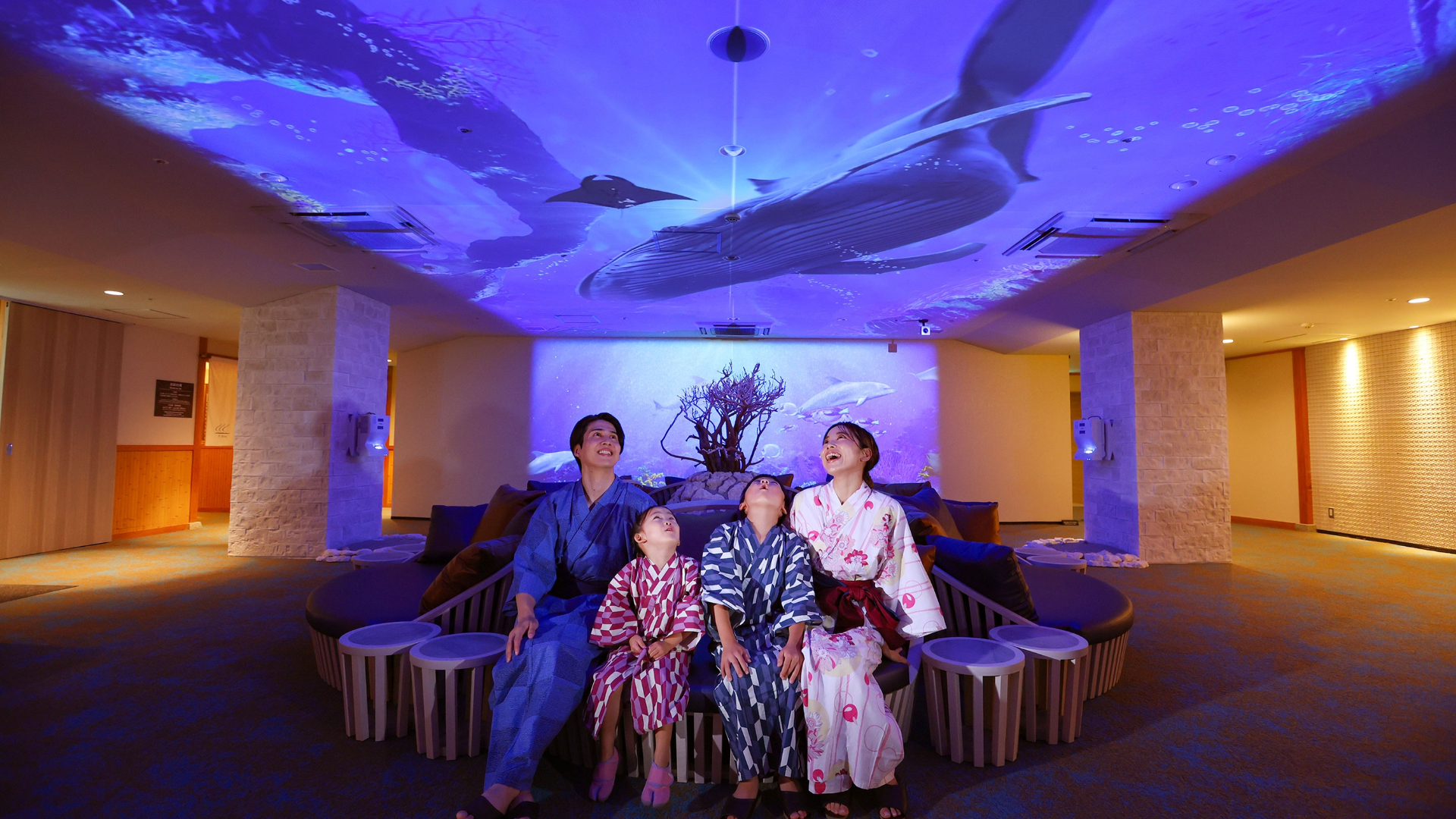 ロビー奥にある「プレミアムラウンジ」と大浴場フロアにある「湯上りラウンジ」ではドリンク無料サービス