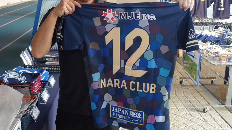 近鉄の観光特急「青の交響曲」、サッカーグラウンドの上を走る