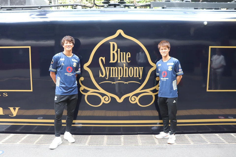 近鉄の観光特急「青の交響曲」、サッカーグラウンドの上を走る