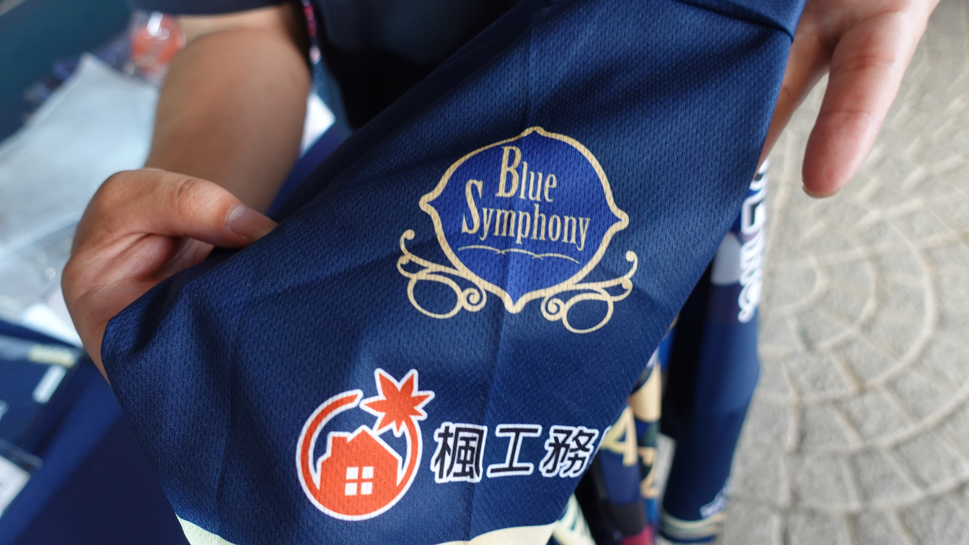 ユニフォーム袖の列車ロゴ