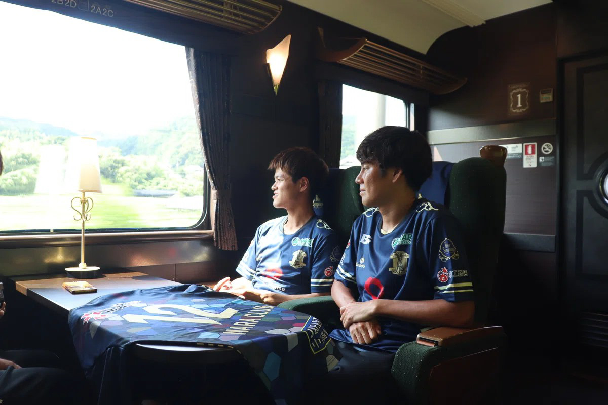 青の交響曲で車窓を楽しむ田村亮介選手・鈴木大誠選手（写真提供：奈良クラブ）