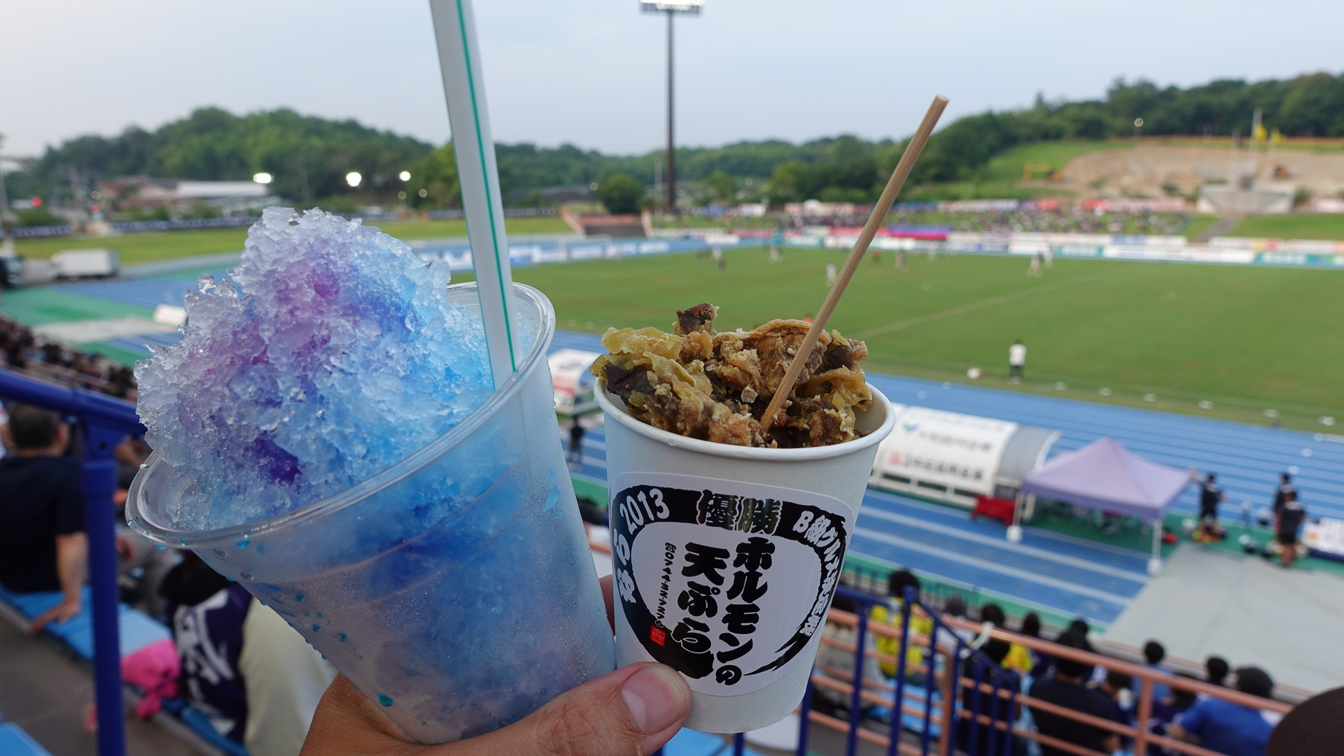 奈良クラブ側のスタンド。全員で能を舞う