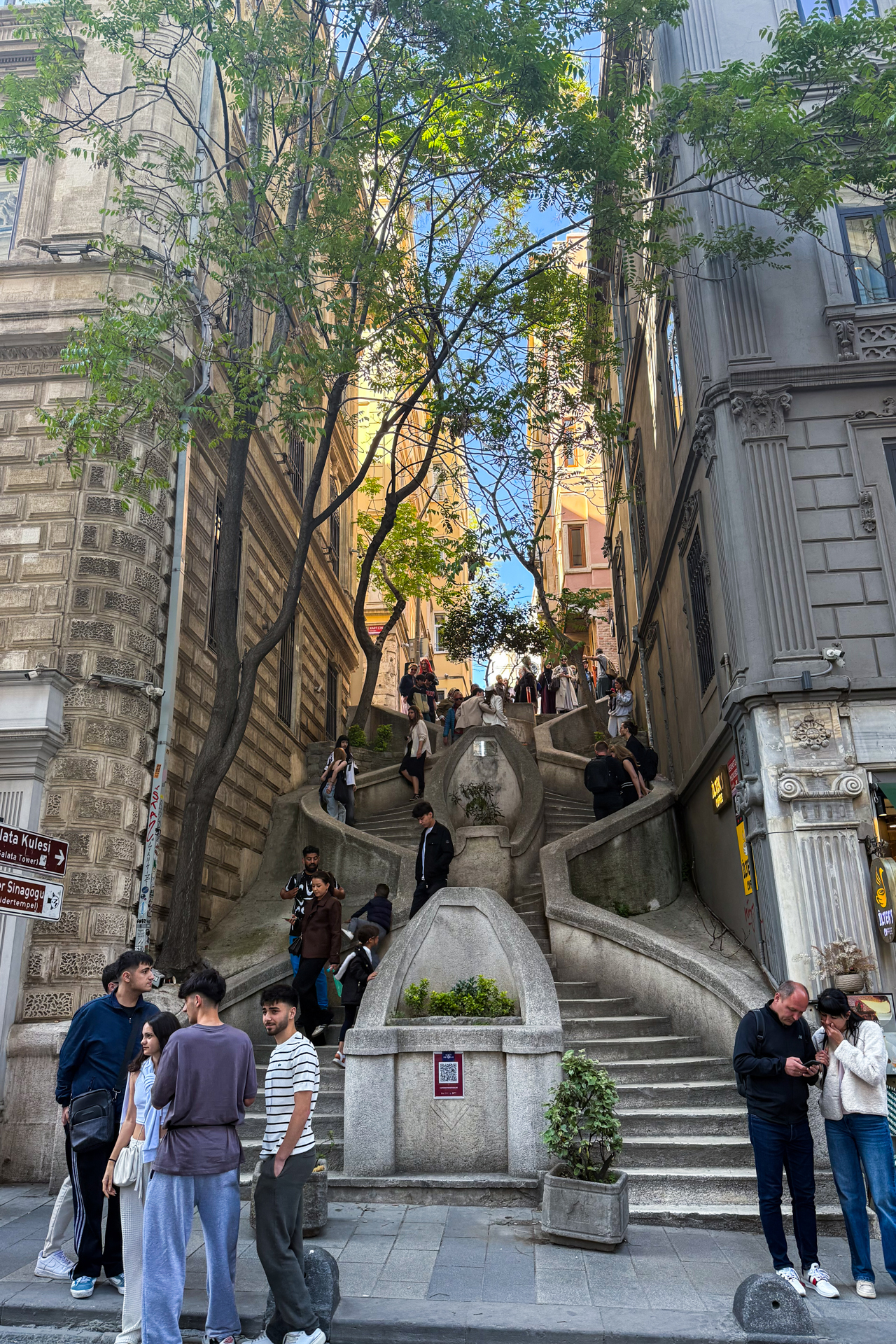 この映え階段からガラタ塔へはほんの数分。週末にはウェディングフォトを撮るカップルの姿も