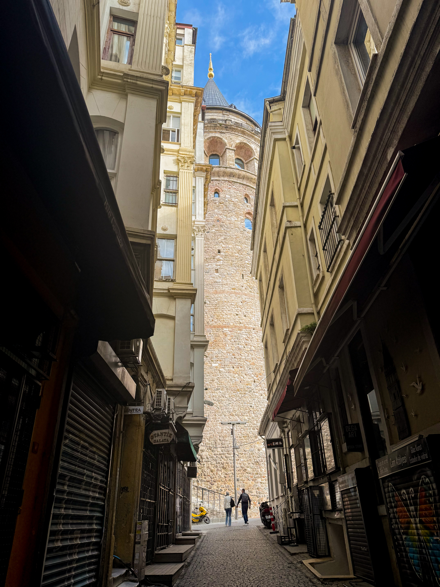 細い坂道の先にガラタ塔が見えてきました