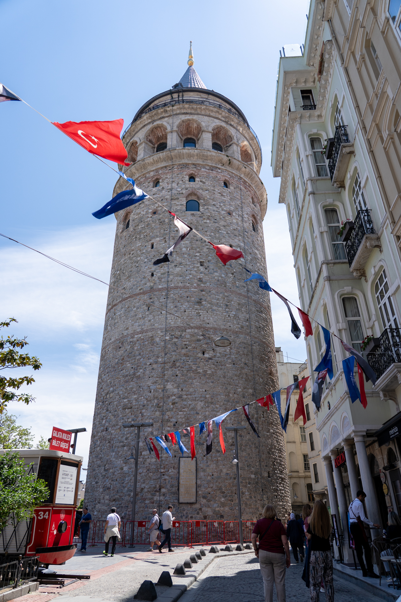 ガラタ塔周辺にはおしゃれなカフェやレストランがたくさん