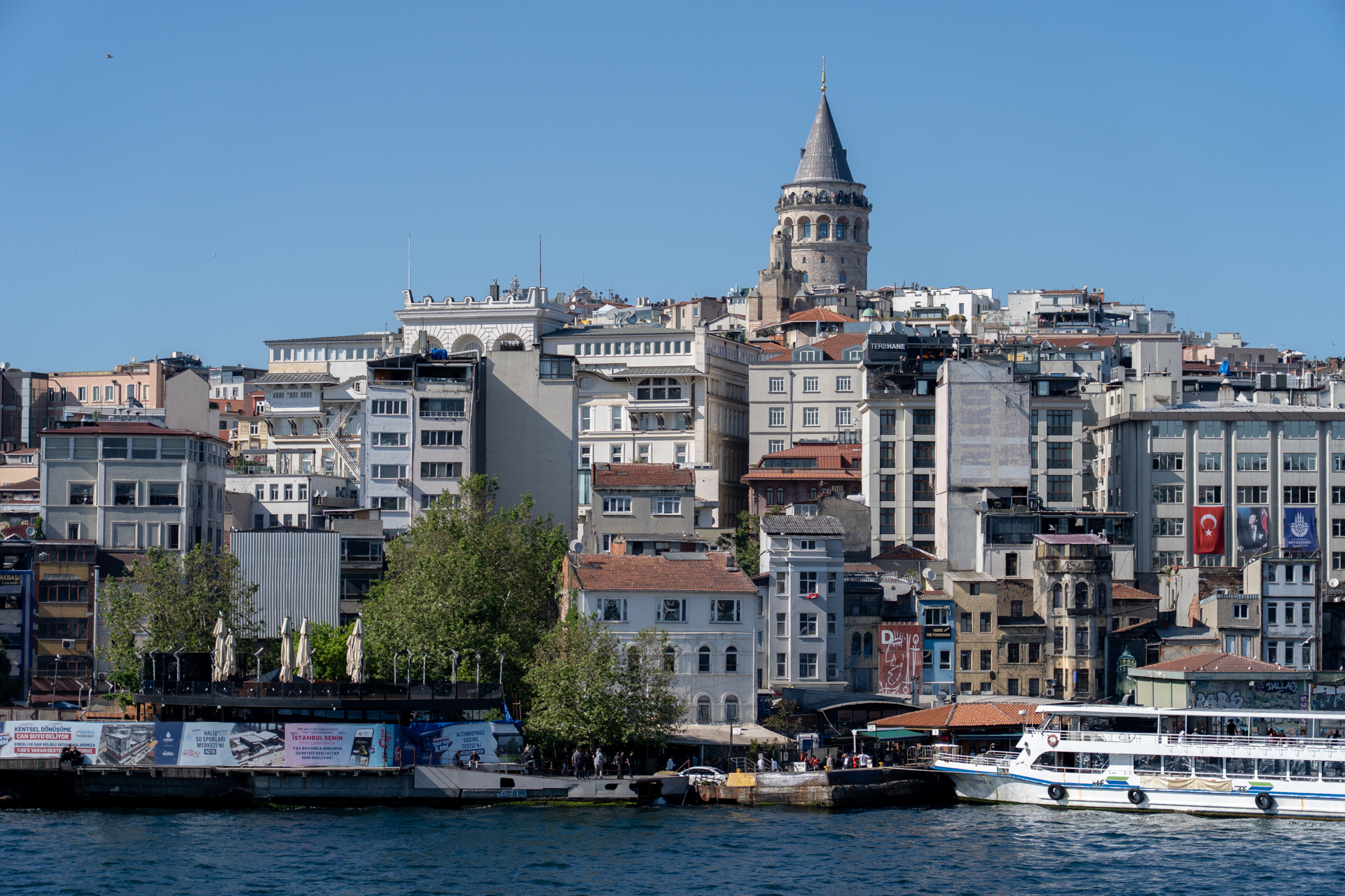 振り返るとさっき上ったガラタ塔。小高い丘の上に建っているのが分かります
