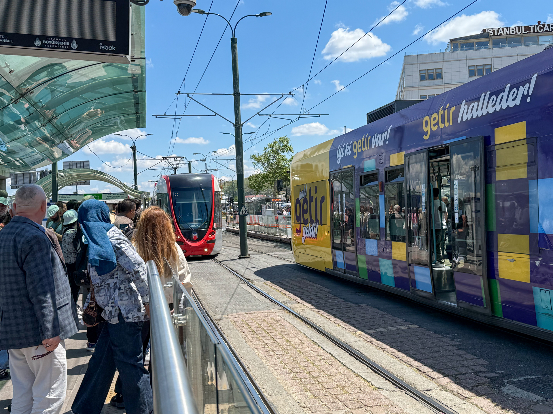 どっち方向に乗ったらいいのか迷っていたら世話好きのトルコ人が助けてくれました