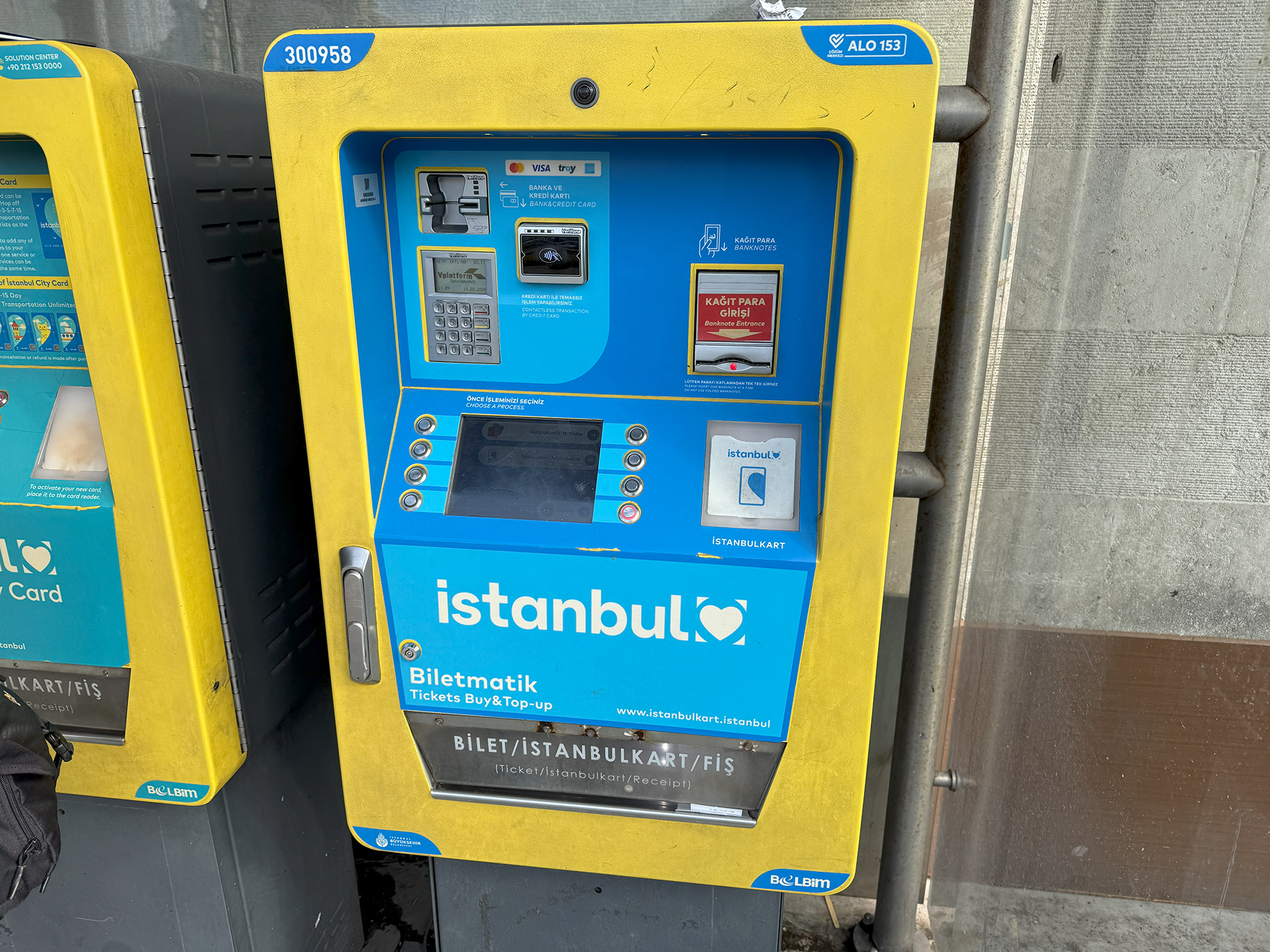 Suicaのようにチャージ・購入ができるイスタンブールカードの端末。日本語にも対応