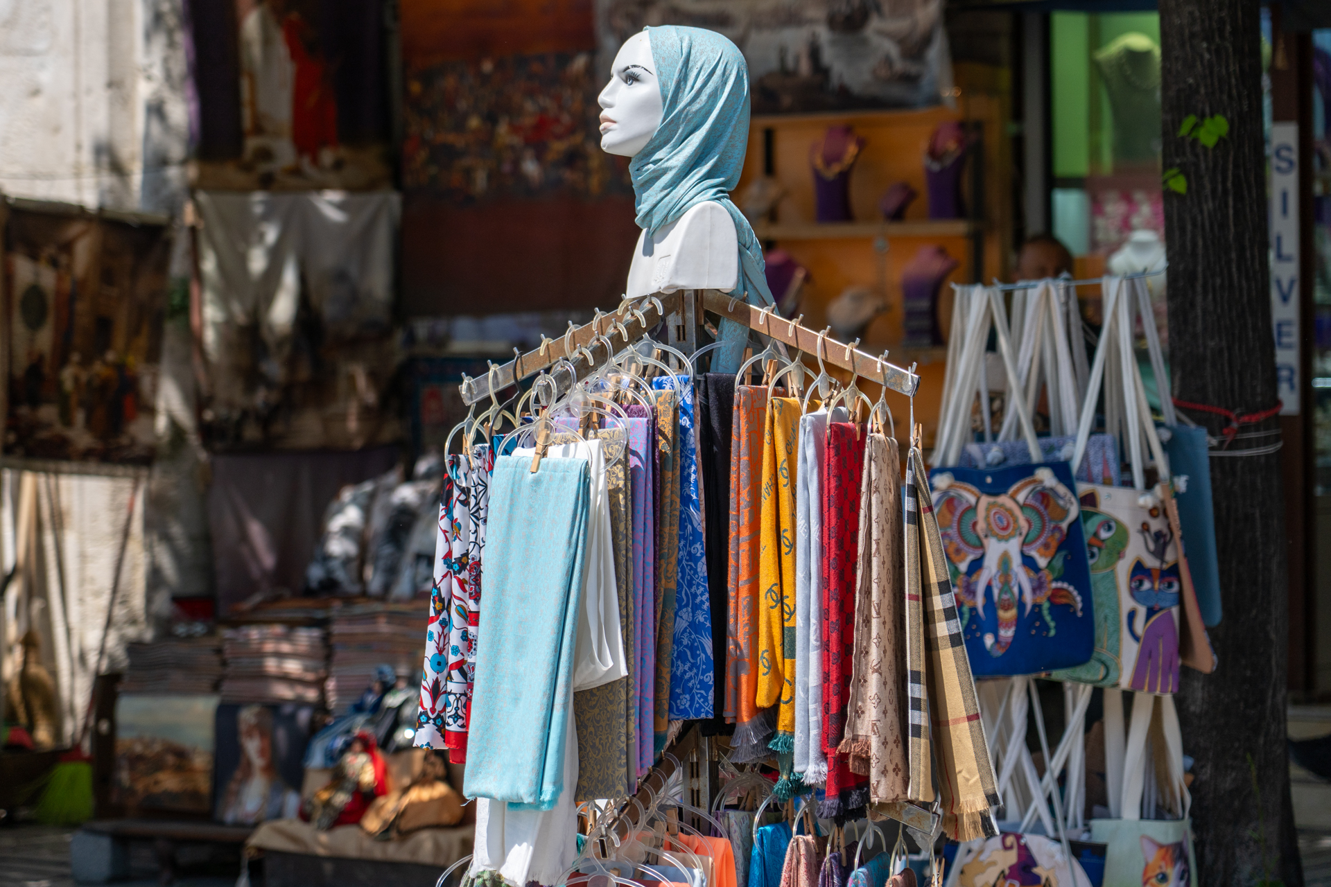 モスクに入る際、女性はスカーフを着用するのが基本。忘れても街中で売っているのでご安心を