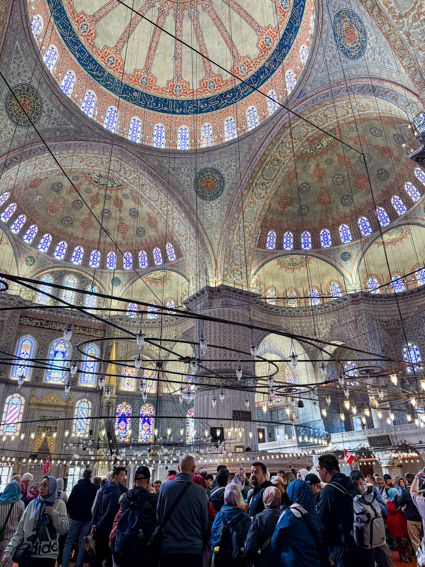 なんともいえない色彩に包まれたブルーモスクの内部