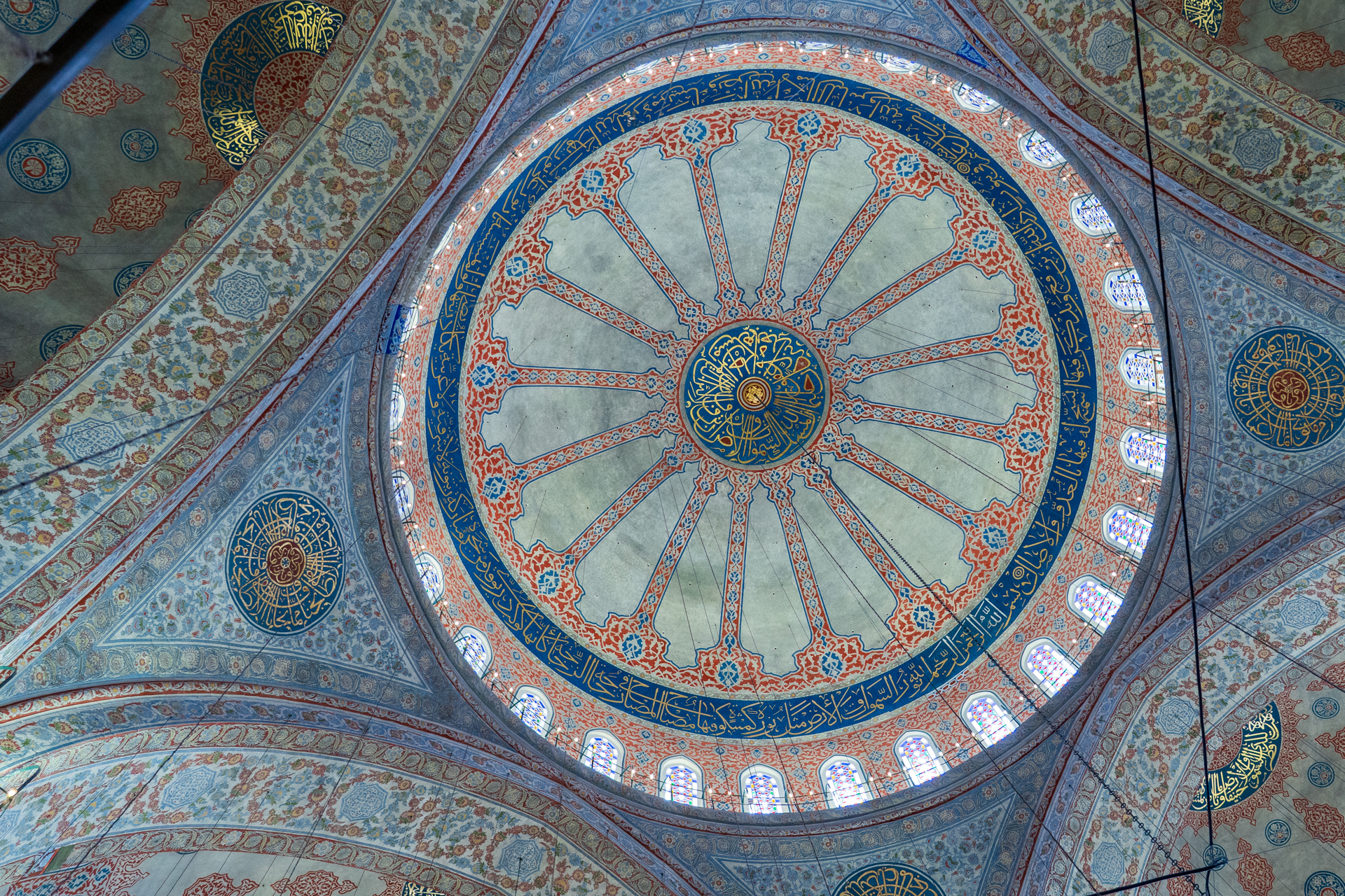 チューリップなどの植物模様や幾何文様にあふれたイズニックタイルやステンドグラスが見事