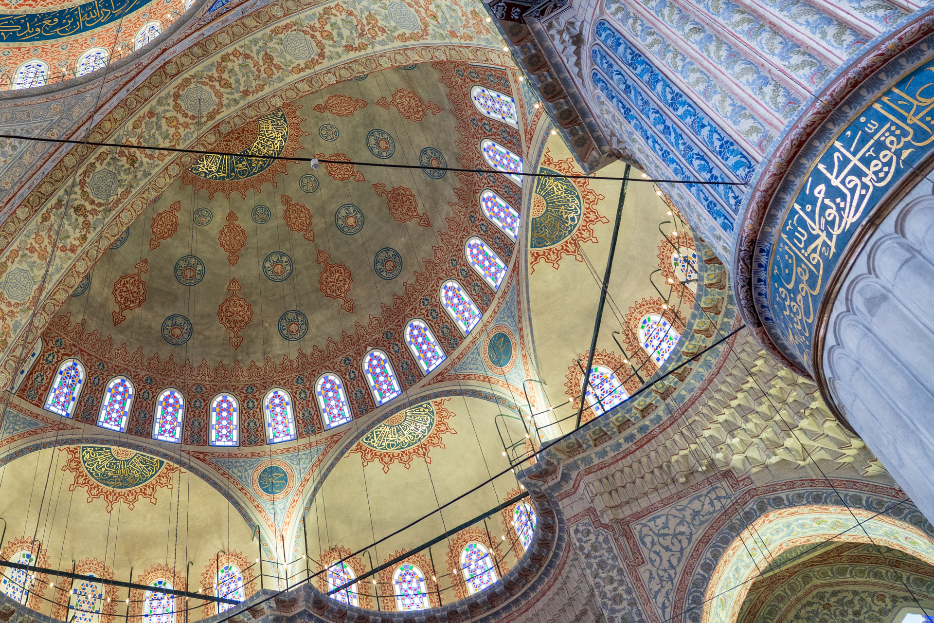 チューリップなどの植物模様や幾何文様にあふれたイズニックタイルやステンドグラスが見事