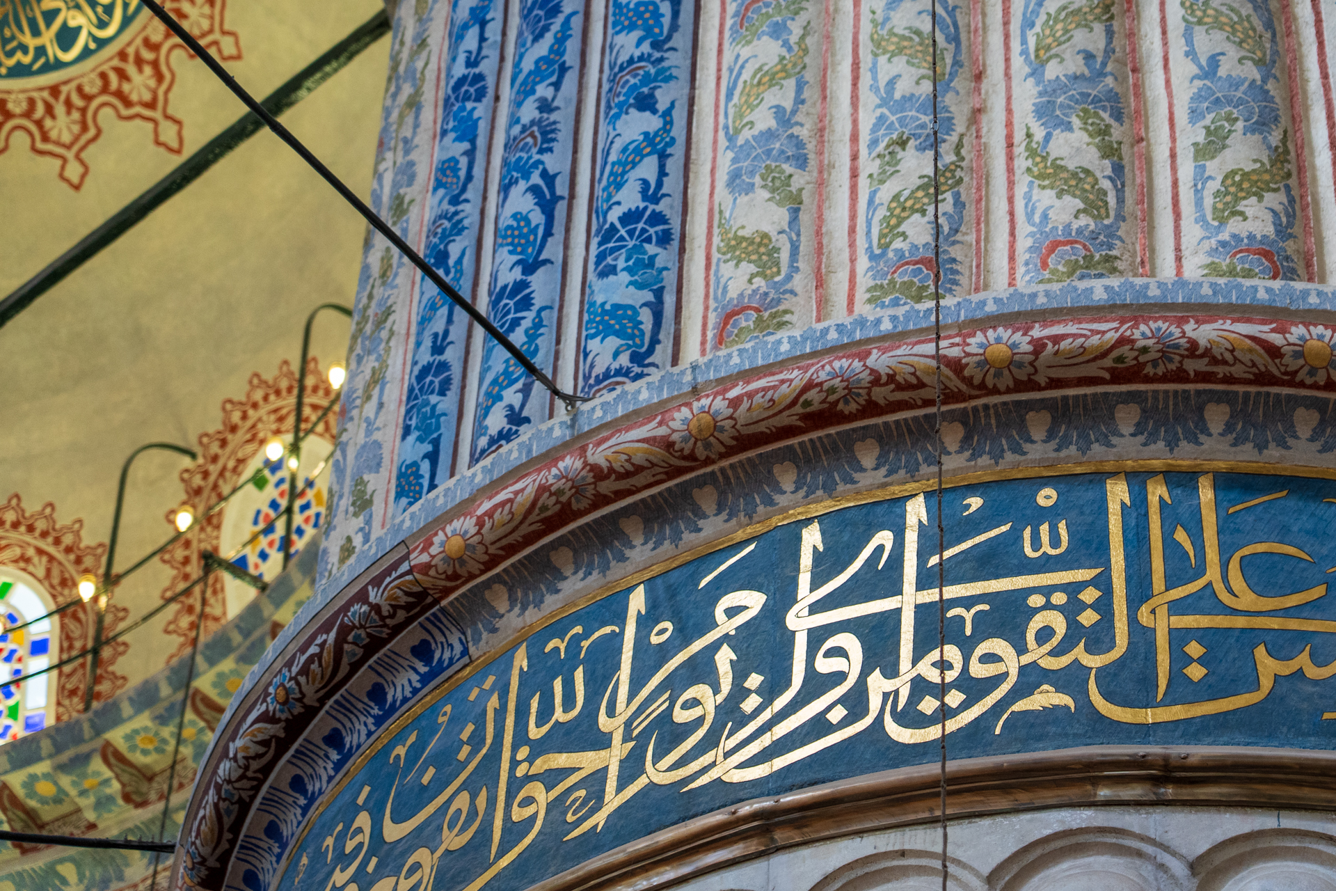 チューリップなどの植物模様や幾何文様にあふれたイズニックタイルやステンドグラスが見事