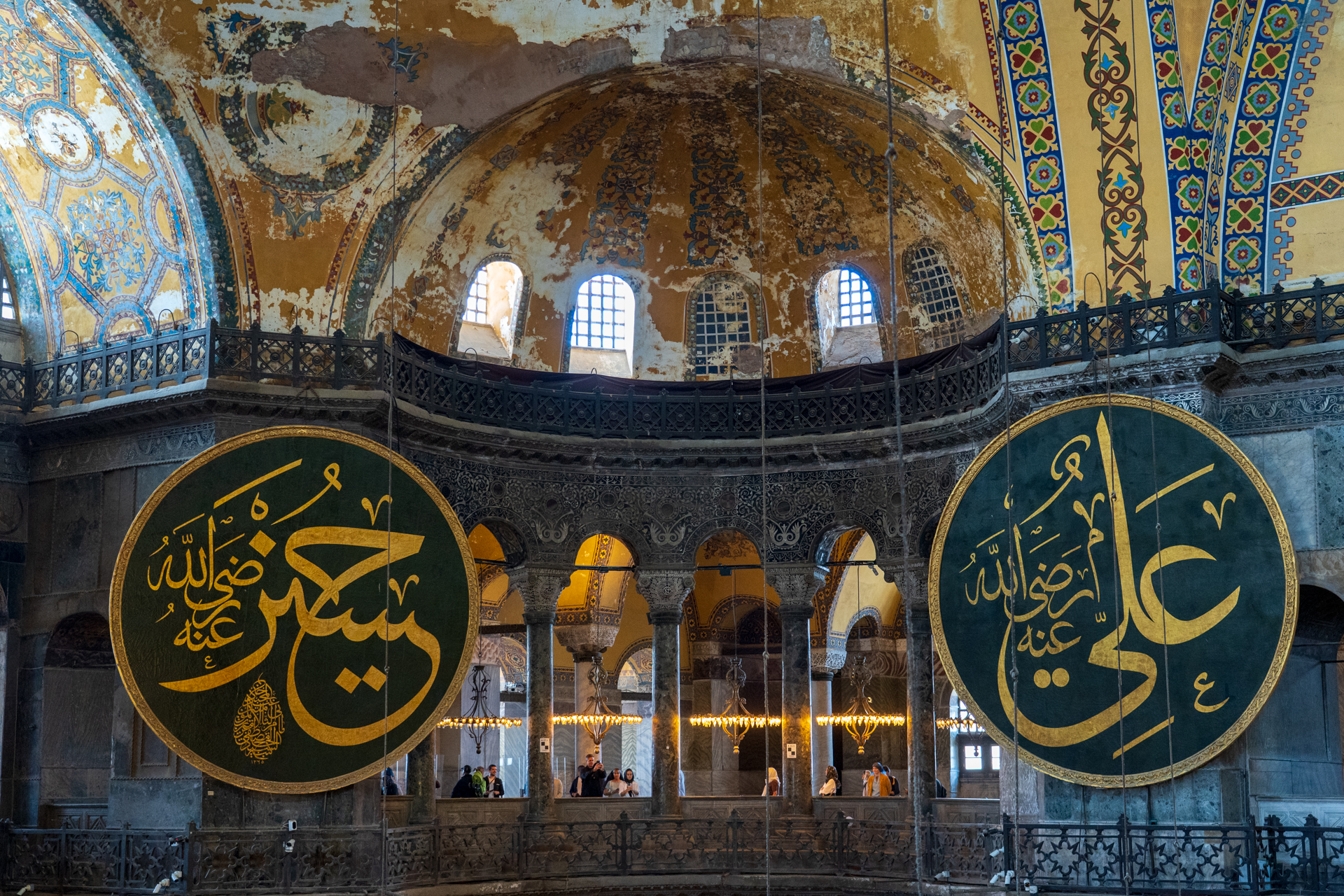 7m超えの巨大円盤にアラビア語で書かれているのは唯一神アッラーや預言者ムハンマドなどの名前