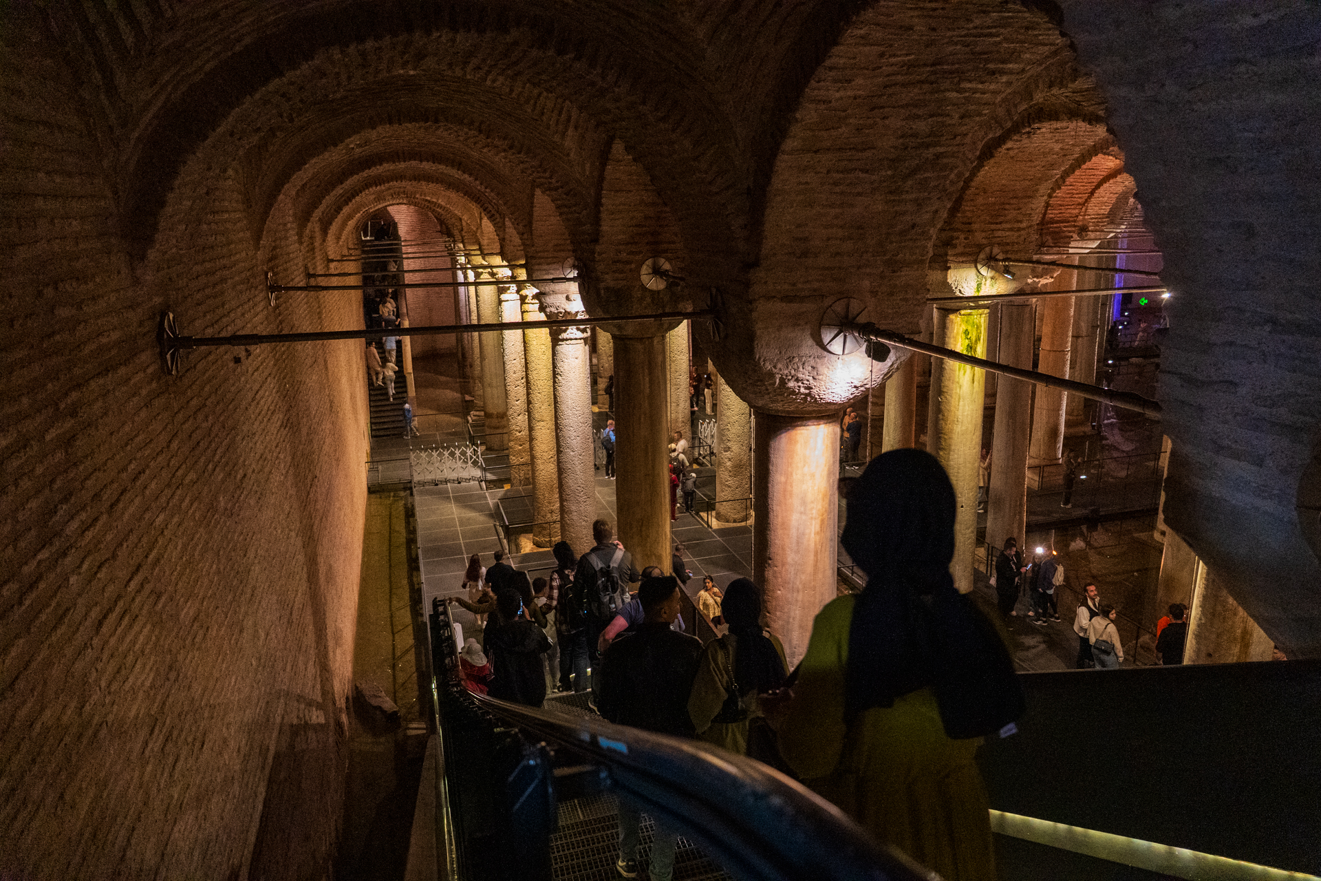 アヤソフィア西側にある入り口から地下に続く階段を下りていくと……