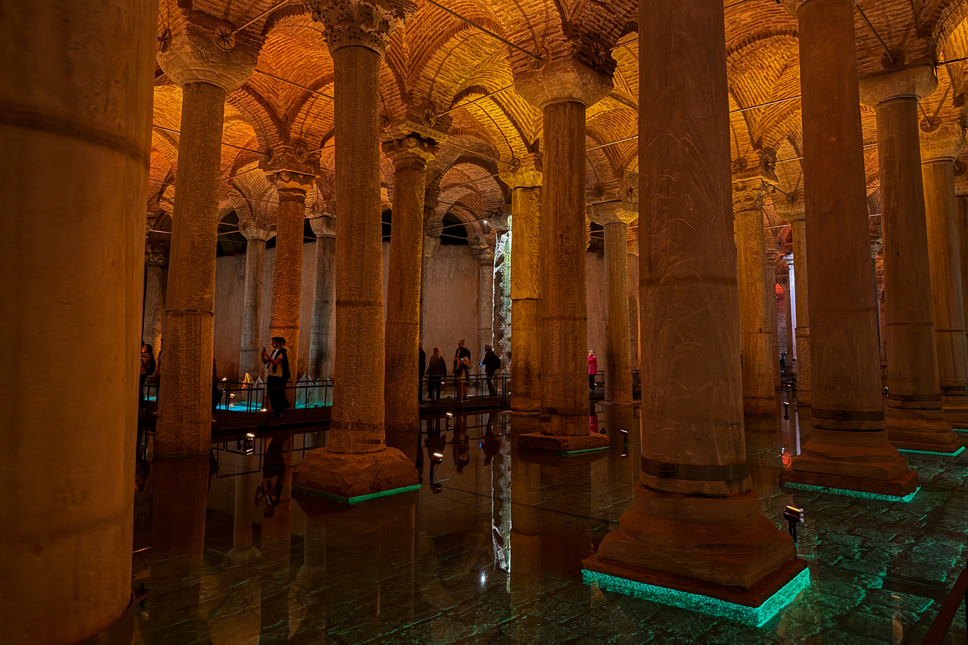 300本を超える高さ9mの大理石円柱がライトアップされている地下貯水池がド～ン！