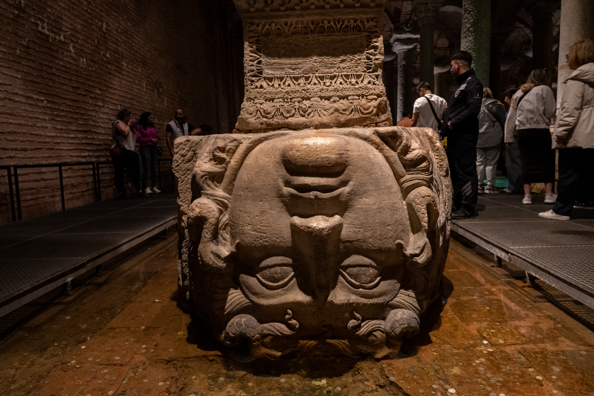 人気フォトスポットが柱石に使われている怪物メデューサ像。逆さバージョンのほかに横バージョンもあります