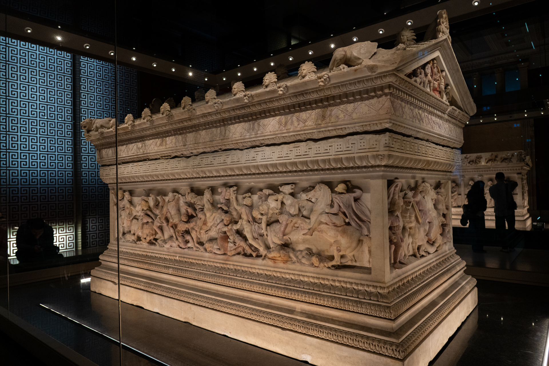 なんと紀元前4世紀後半のものだという「アレクサンドロスの石棺」。彫刻が見事