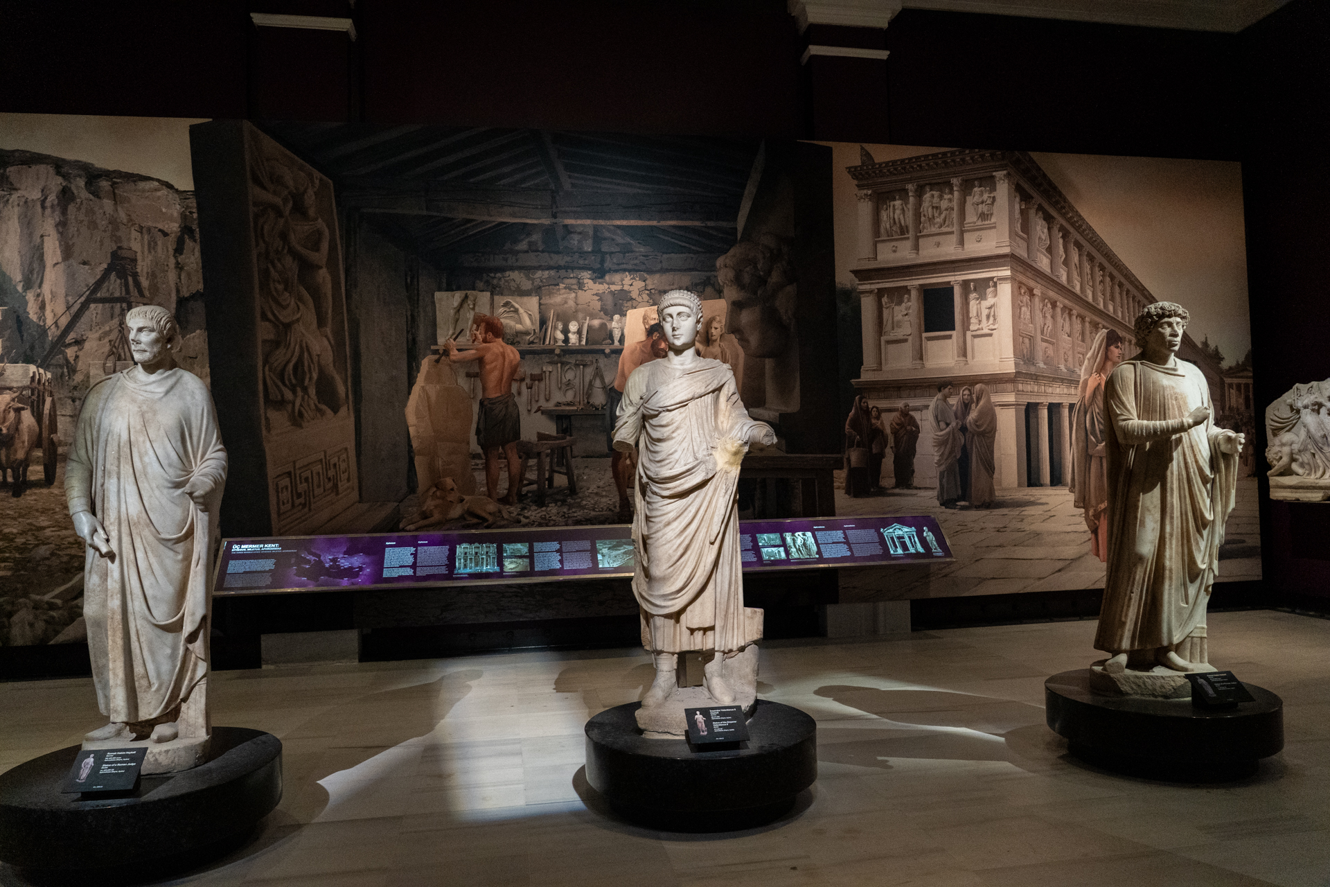 誰なのか分からない彫刻像も多数