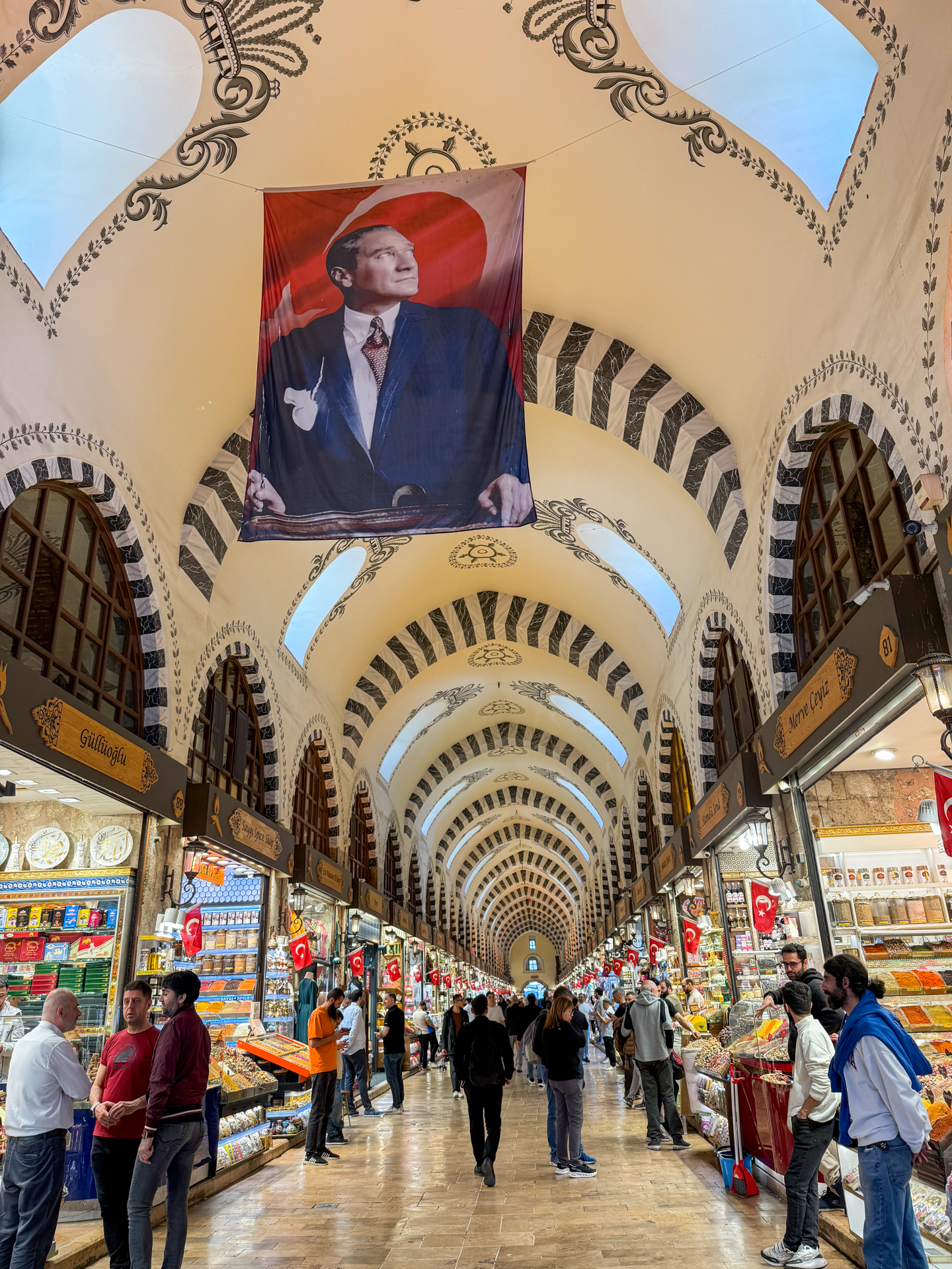素敵なアーチ天井から掛かる旗に描かれているのはトルコ建国の父、ムスタファ・ケマル