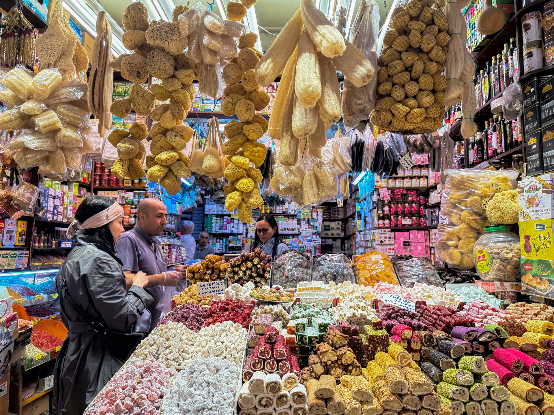 お菓子を売っていたりハマムグッズを売っていたりの何でも屋