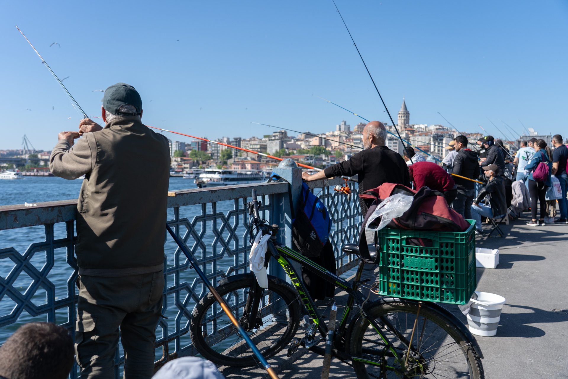 金角湾に架かるガラタ橋には釣り人だらけ。趣味なのか仕事なのか？