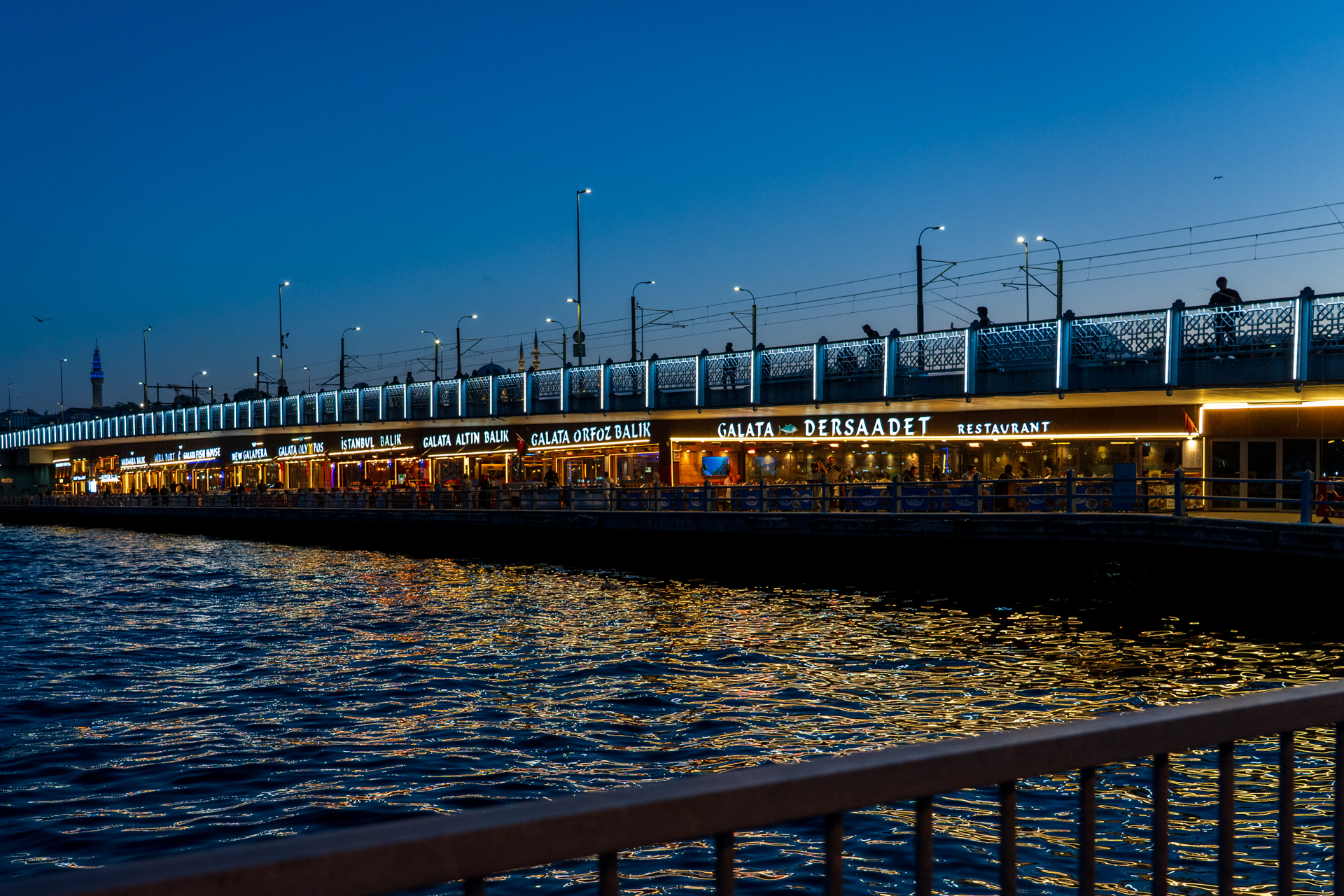 下階にはレストランが並ぶガラタ橋。夜はまた違ったにぎやかさに