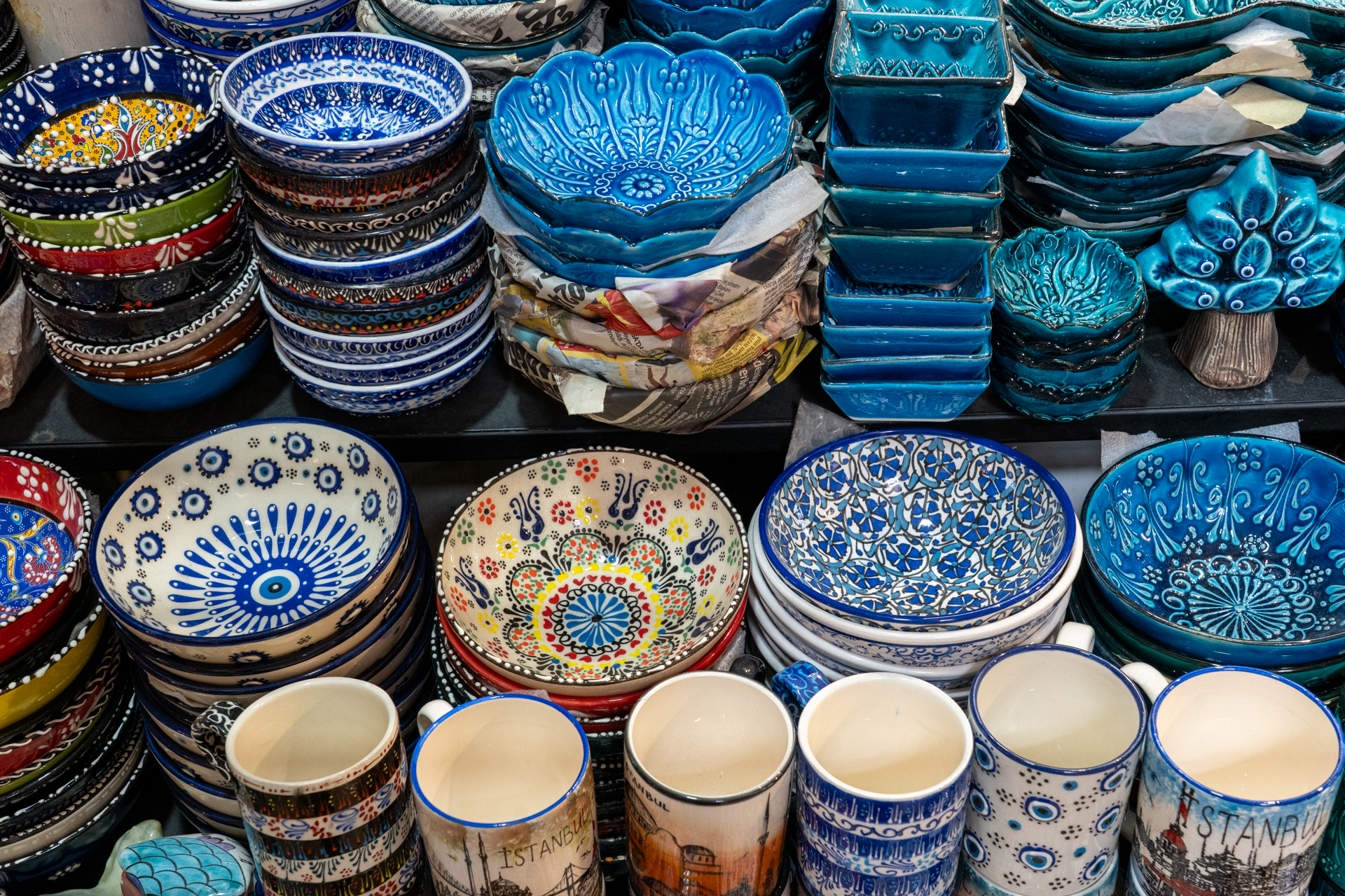 バリエーション豊富な絵皿、イズニック陶器