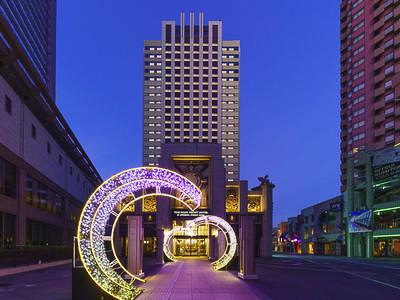 1位の「ザ パーク フロント ホテル アット ユニバーサル・スタジオ・ジャパン」は、「Trip to the U.S.A.」をデザインコンセプトにしたラグジュアリーホテル。ユニバーサルシティ駅とパークを結ぶメインストリートに面したロケーションで、パークに一番近い公式パートナーホテル