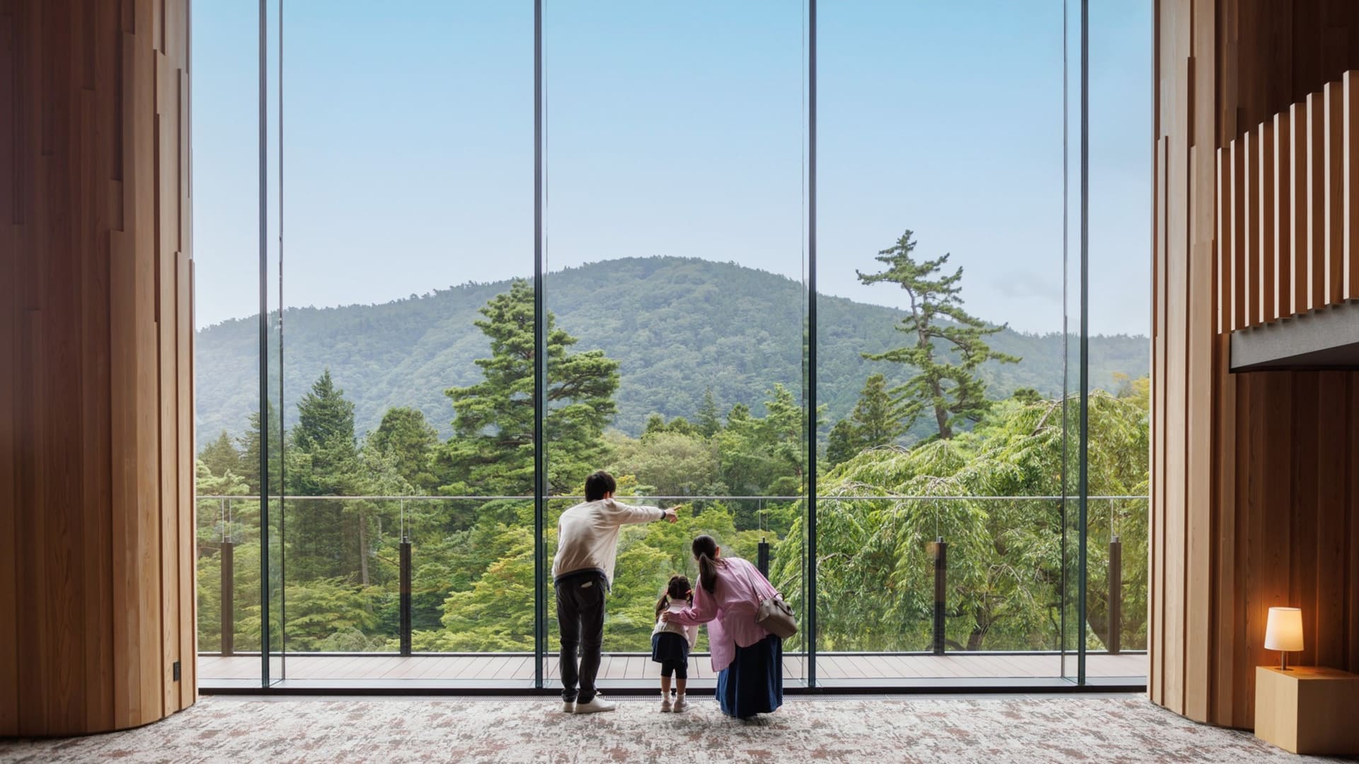 吹き抜けロビーの大きな窓一面に、緑の風景が広がる