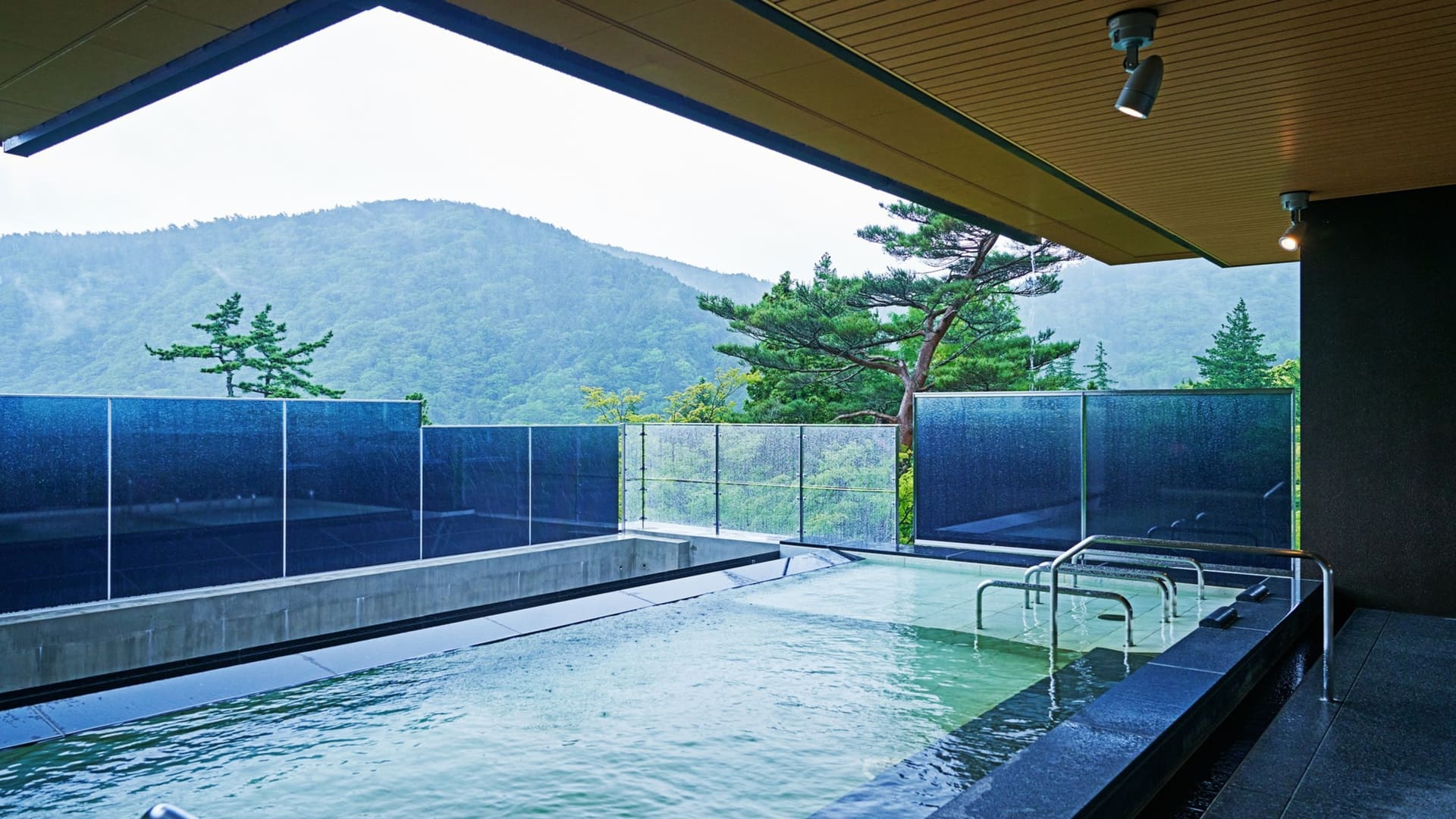 ホテル内にも大浴場（内湯・露天風呂）がある