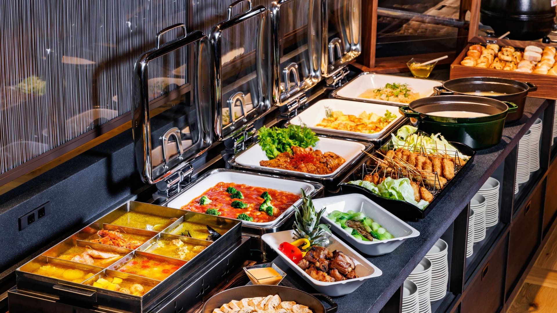 夕朝ビュッフェでは、名物の小涌園ラーメンやジャンボ海老フライなどメニュー満載。7～8月限定ハワイアングルメフェアも